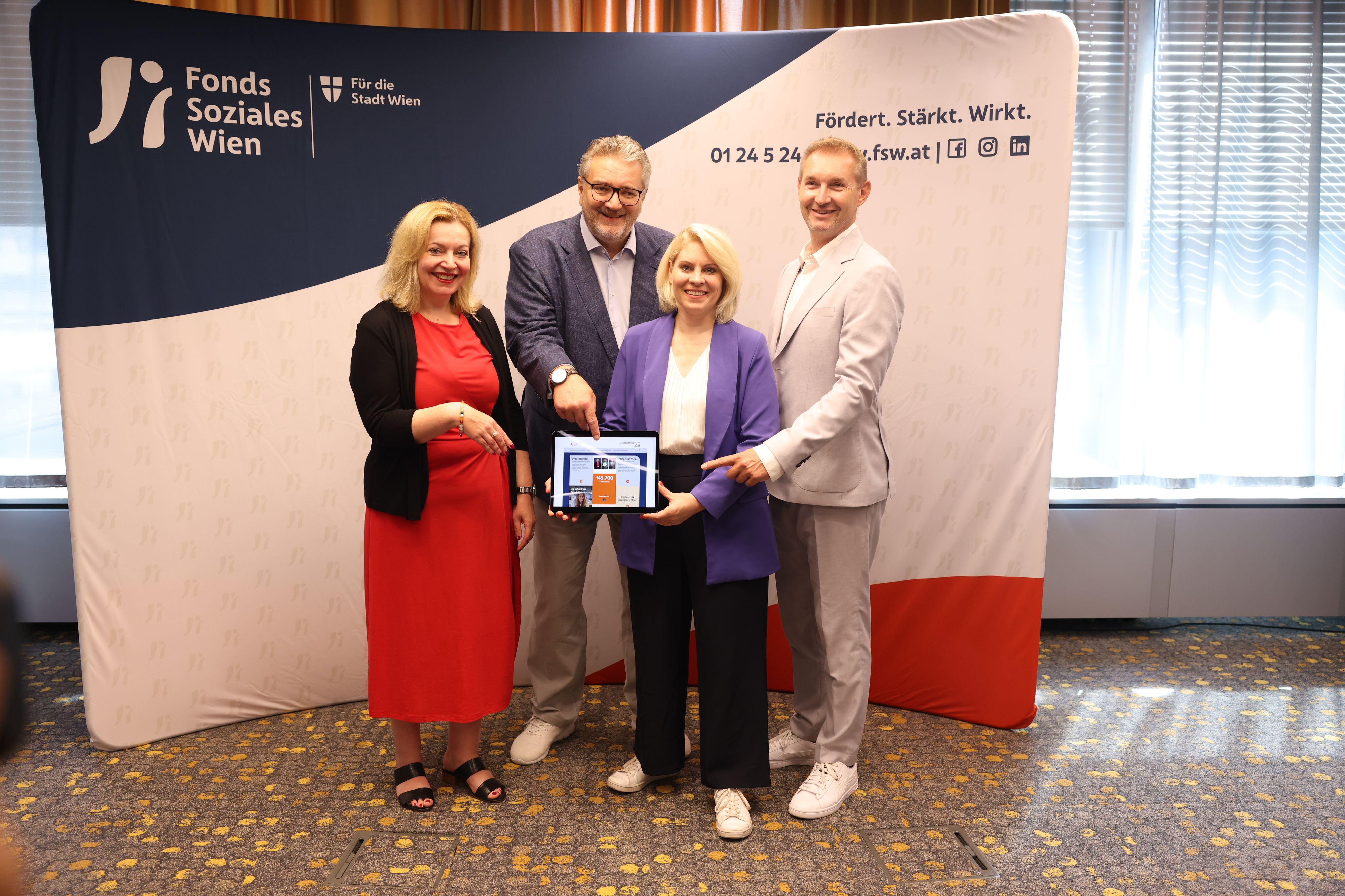 FSW-Geschäftsführerin Anita Bauer, Sozialstadtrat Peter Hacker, FSW-Geschäftsführerin Susanne Winkler und FSW-Geschäftsführer Michael Rosenberg (v.l.) präsentieren den FSW-Geschäftsbericht 2023.