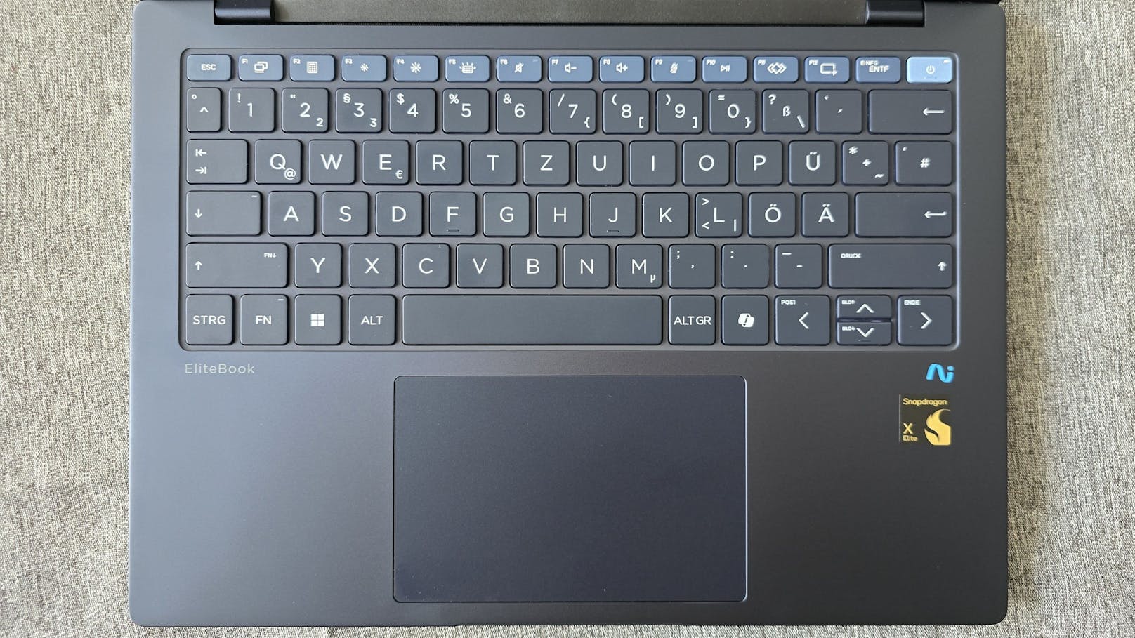 Die Tastatur des HP EliteBook Ultra 14 G1q bietet einen angenehmen Tastenanschlag und ist mehrstufig hintergrundbeleuchtet.