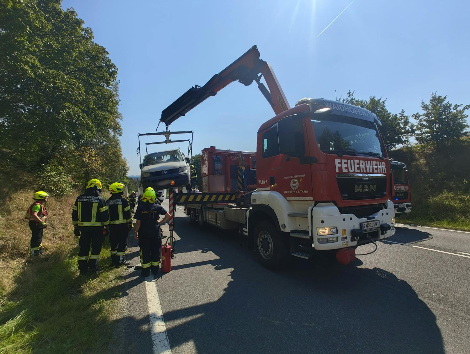 Schwerer Verkehrsunfall auf Landstraße in Niederösterreich. Ein Mann wurde schwer verletzt.