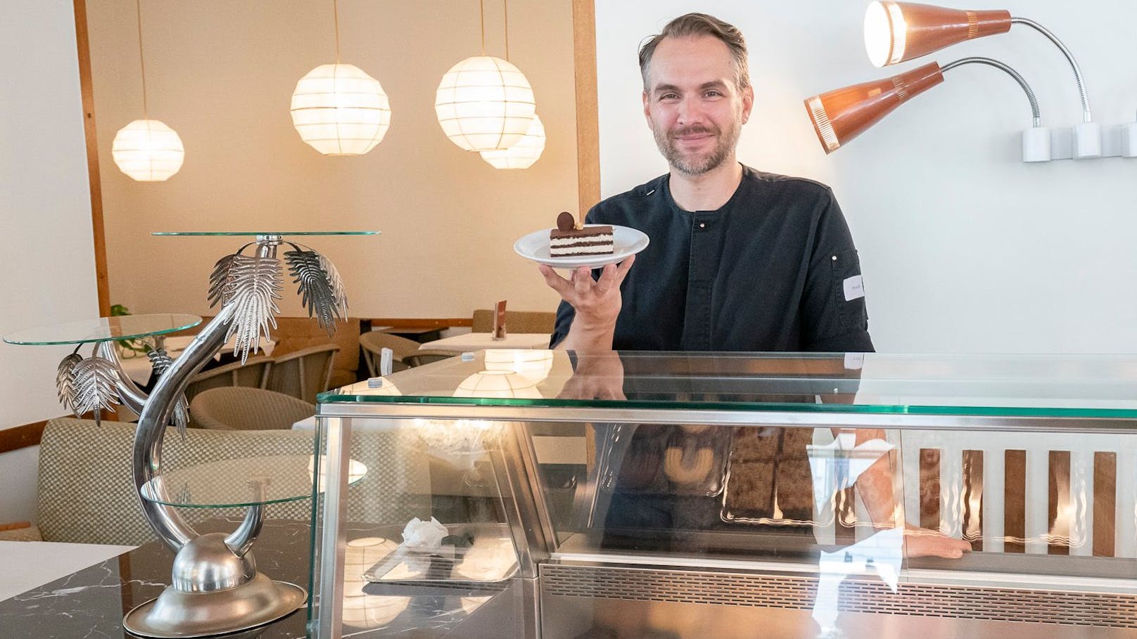 Beim Blick in die Vitrine mit 21 verschiedenen Süßspeisen sagt der Chef-Patissier: "Ich bin stolz, dass das mein Sortiment ist."