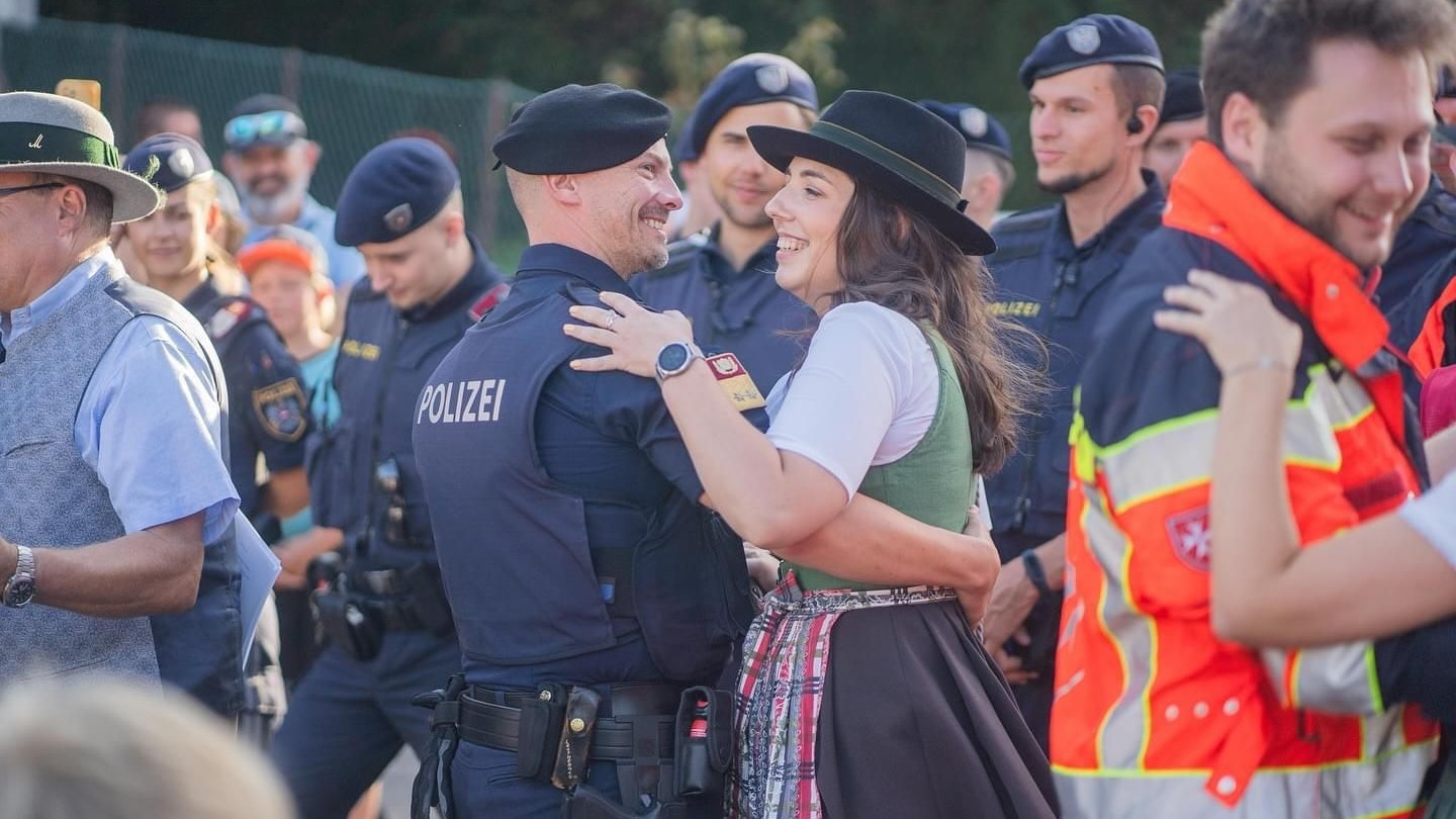 Der Kirtag war heuer besonders friedlich. Minister-Assistentin Iris-Maria Wolff (r.) tanzt mit einem Polizeibeamten.