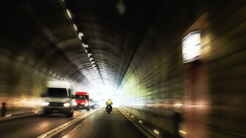 Der Motorradfahrer war mit halsbrecherischem Tempo unterwegs. Symbolbild