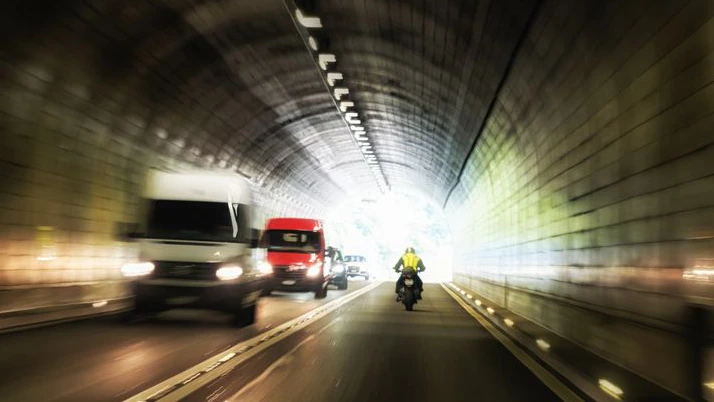 Der Motorradfahrer war mit halsbrecherischem Tempo unterwegs. Symbolbild