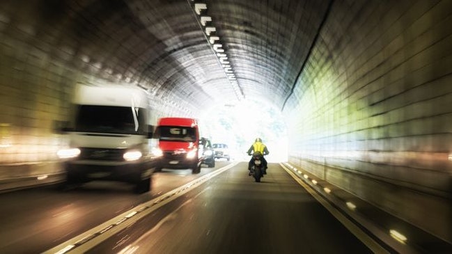 Der Motorradfahrer war mit halsbrecherischem Tempo unterwegs. Symbolbild