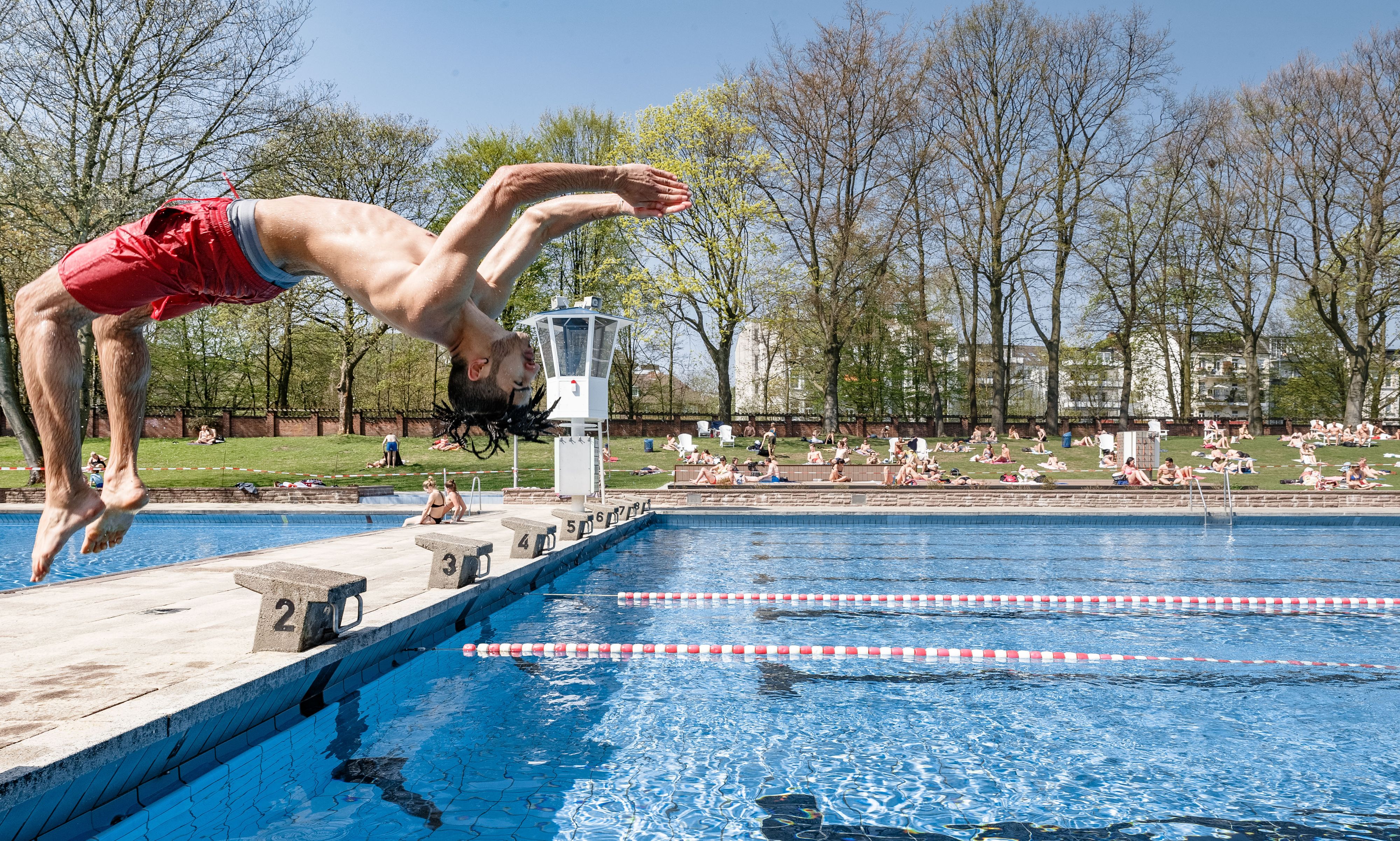 Trend hin oder her, Unterwäsche hat in Schwimmbädern nichts zu suchen.