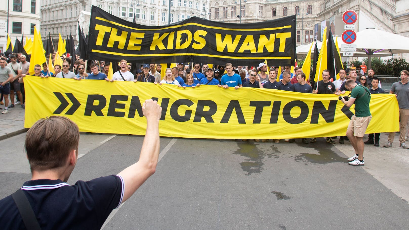 Die Spitze des Identitären-Demozuges für "Remigration" am 20. Juli 2024 in Wien.