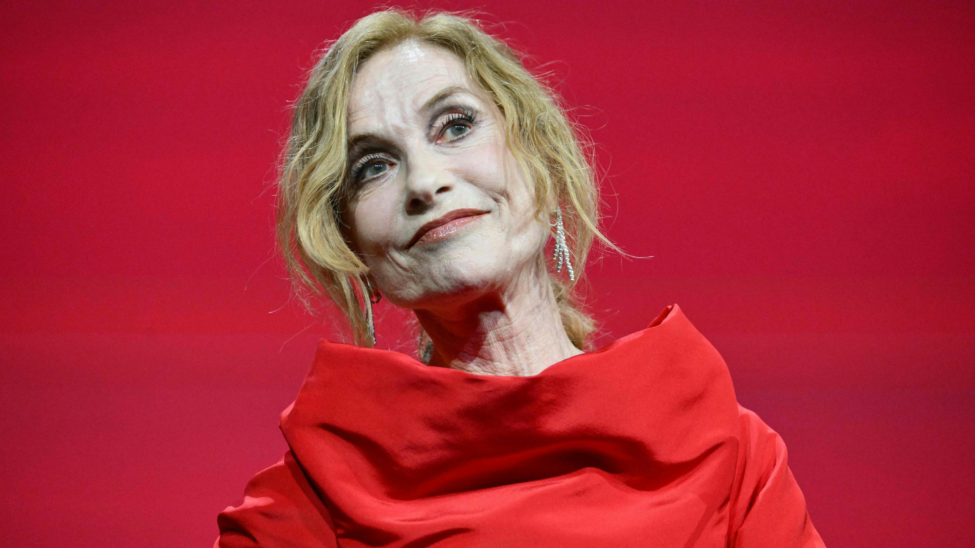 Hat ein strenges Auge auf alles: die Jury-Vorsitzende Isabelle Huppert, 71, hält Frankreichs Fahnen in Venedig hoch