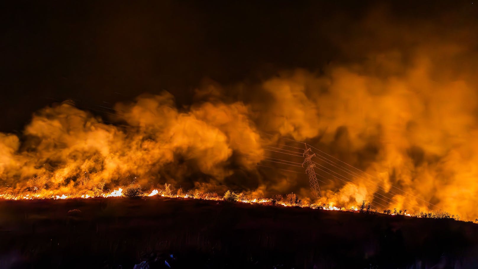 Feuer-Inferno wütet in der Nähe von Touristenhochburg