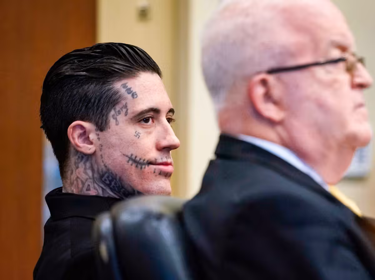 Für die zwei Morde, die er beging, erhält Wade Wilson die Todesstrafe.