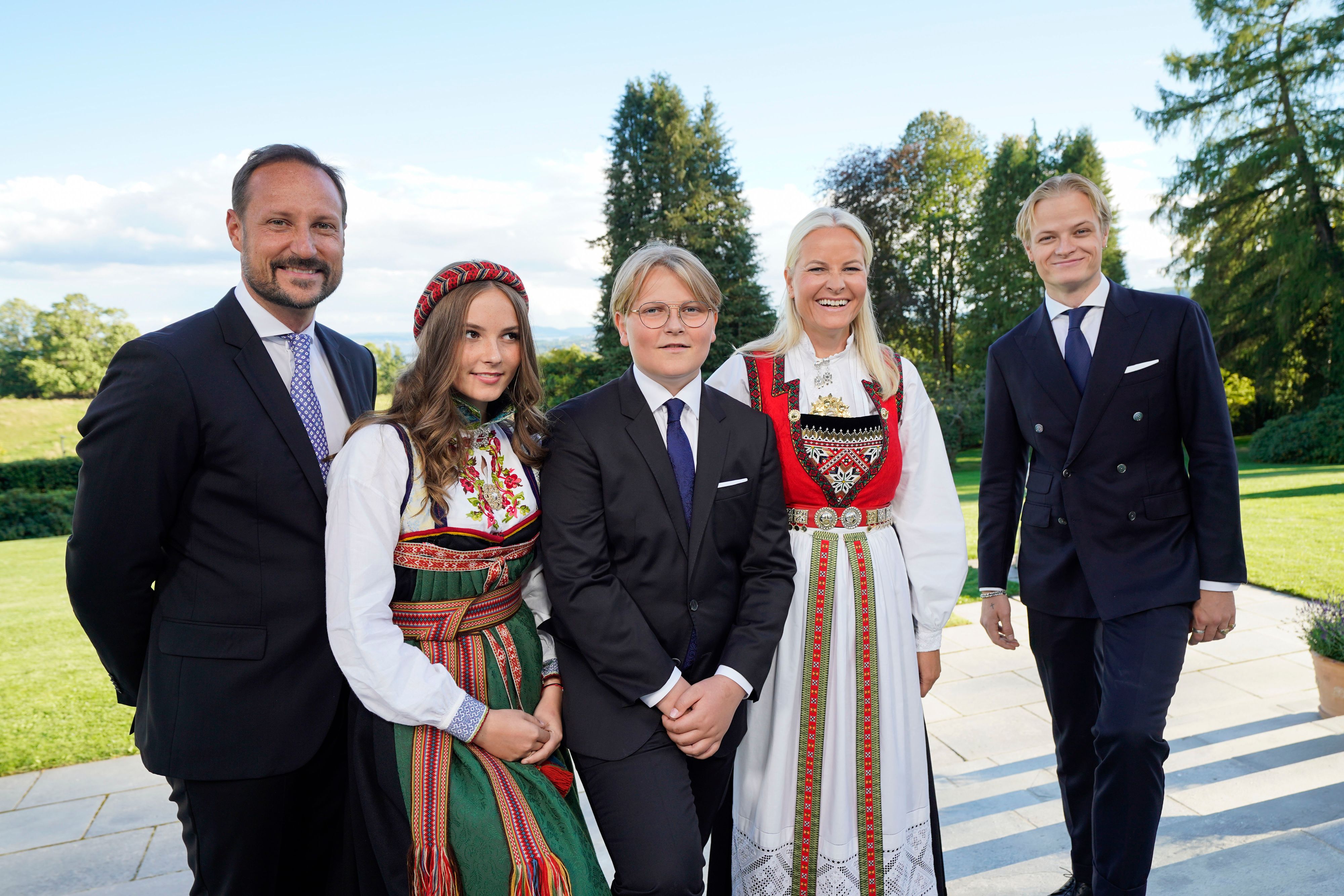Marius Borg Hoiby (r.) mit seinem Stiefvater Kronprinz Haakon, Prinzessin Ingrid Alexandra, Prinz Sverre Magnus und Kronprinzessin Mette-Marit.
