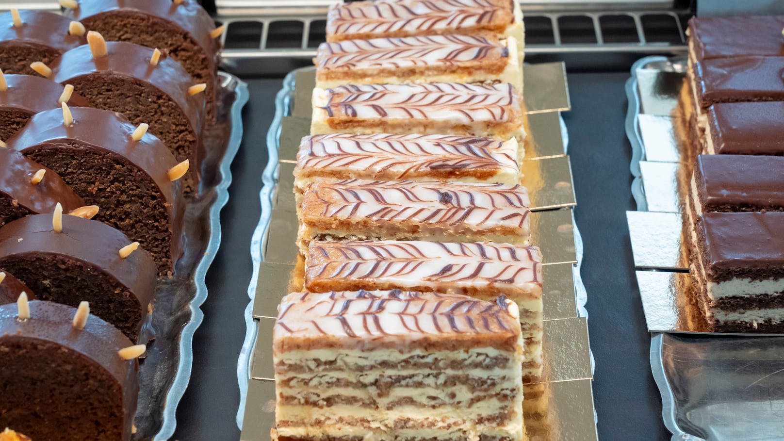 Die Esterhazy Schnitte mit Zitrone ist eine Erfindung des neuen Chef-Patissiers