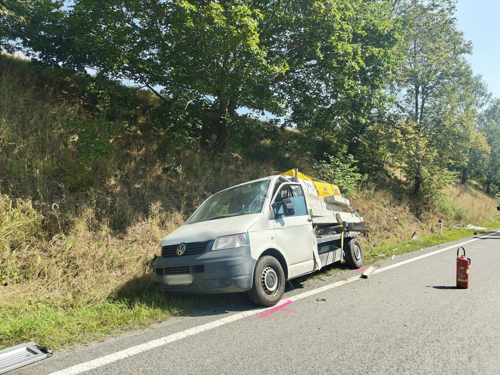 Schwerer Verkehrsunfall auf Landstraße in Niederösterreich. Ein Mann wurde schwer verletzt.