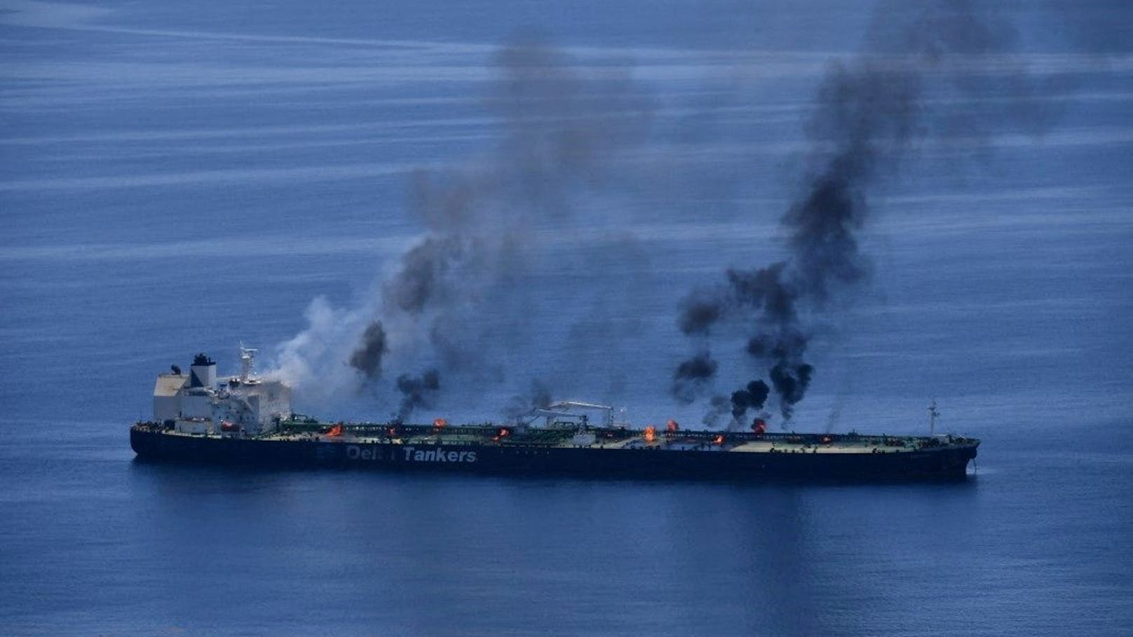 Die "MV Sounion" brennt nach den Angriffen am mehreren Stellen.