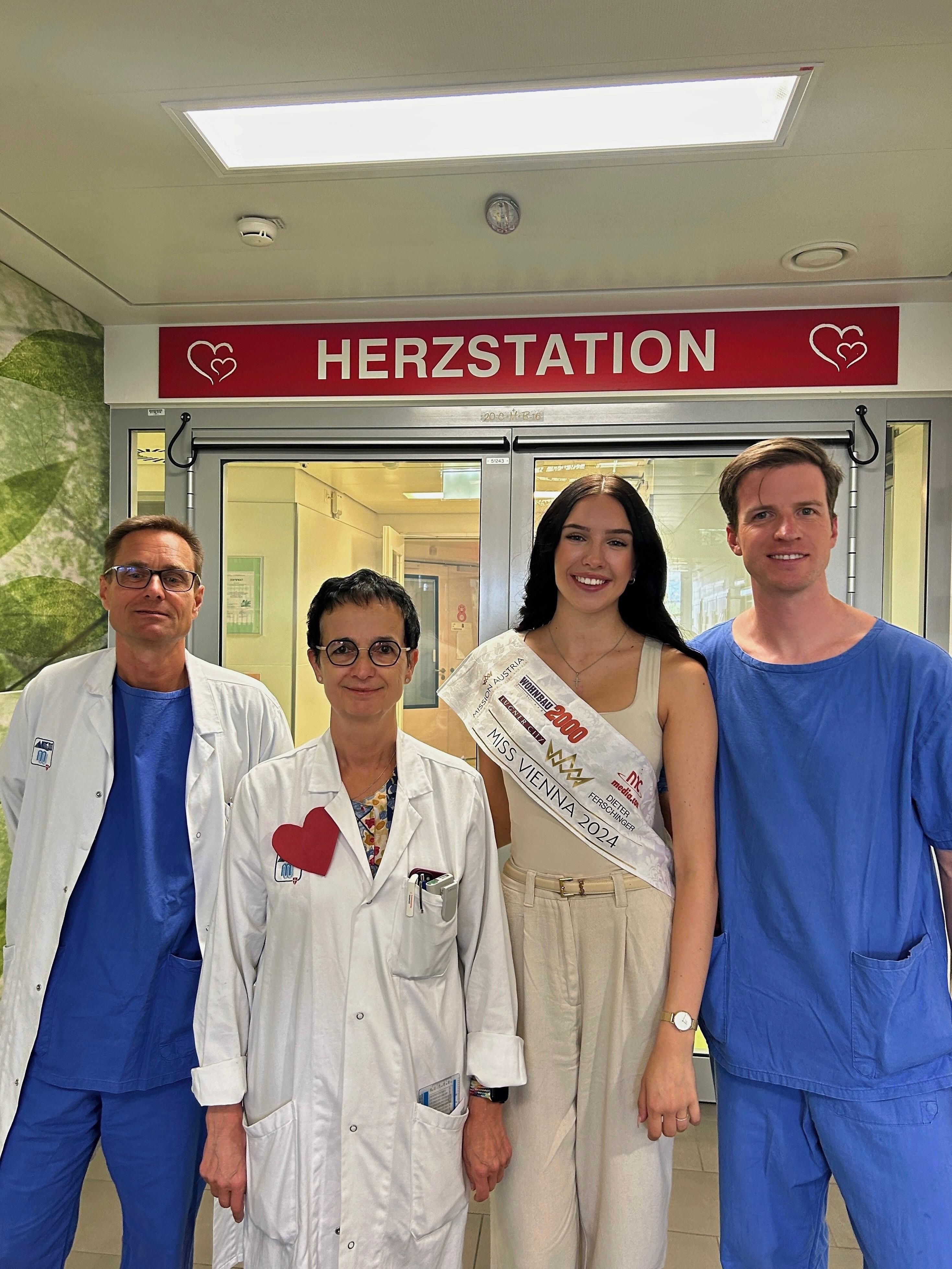 Miss-Vienna Lucia Sisic mit dem Ärzteteam der Kinderherzstation im Wiener AKH