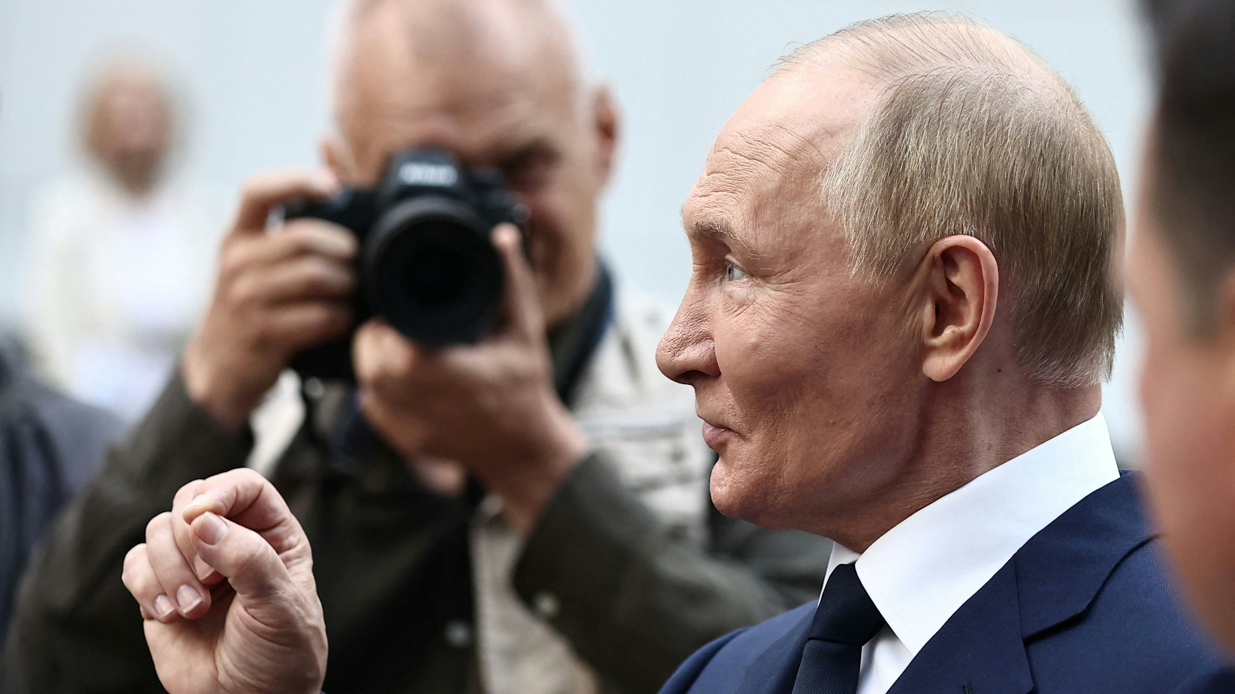 Baerbock: Putin will mit "Kälte-Krieg" Ukrainer erfrieren lassen.