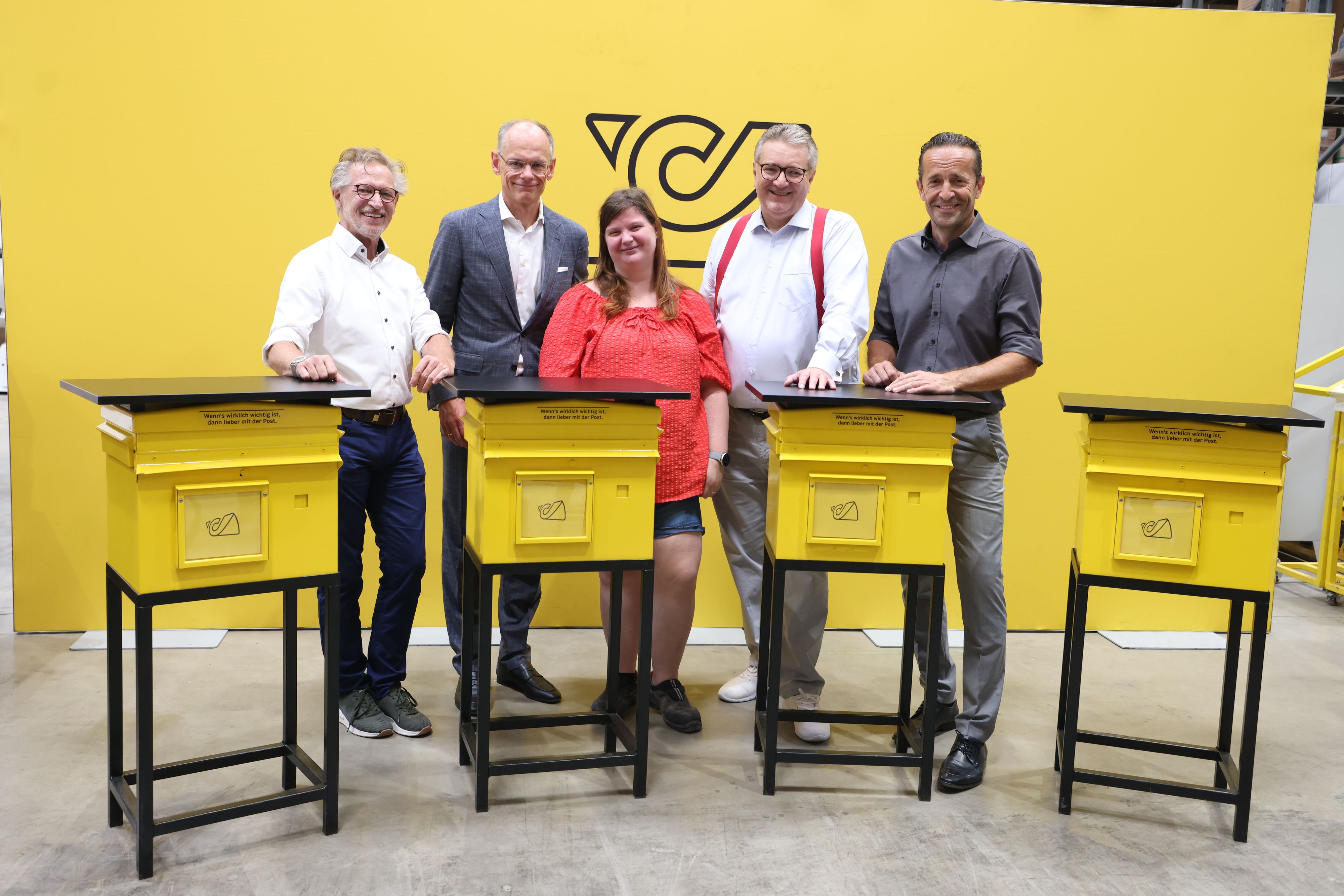 Manfred Skoff, Geschäftsführer ReIntegra, Walter Oblin, des. Generaldirektor der Post, ReIntegra-Teilnehmerin Nicole B., Sozialstadtrat Peter Hacker und Robert Nedeljkovic, Leiter Business Development Systemlogistik (v.l.).