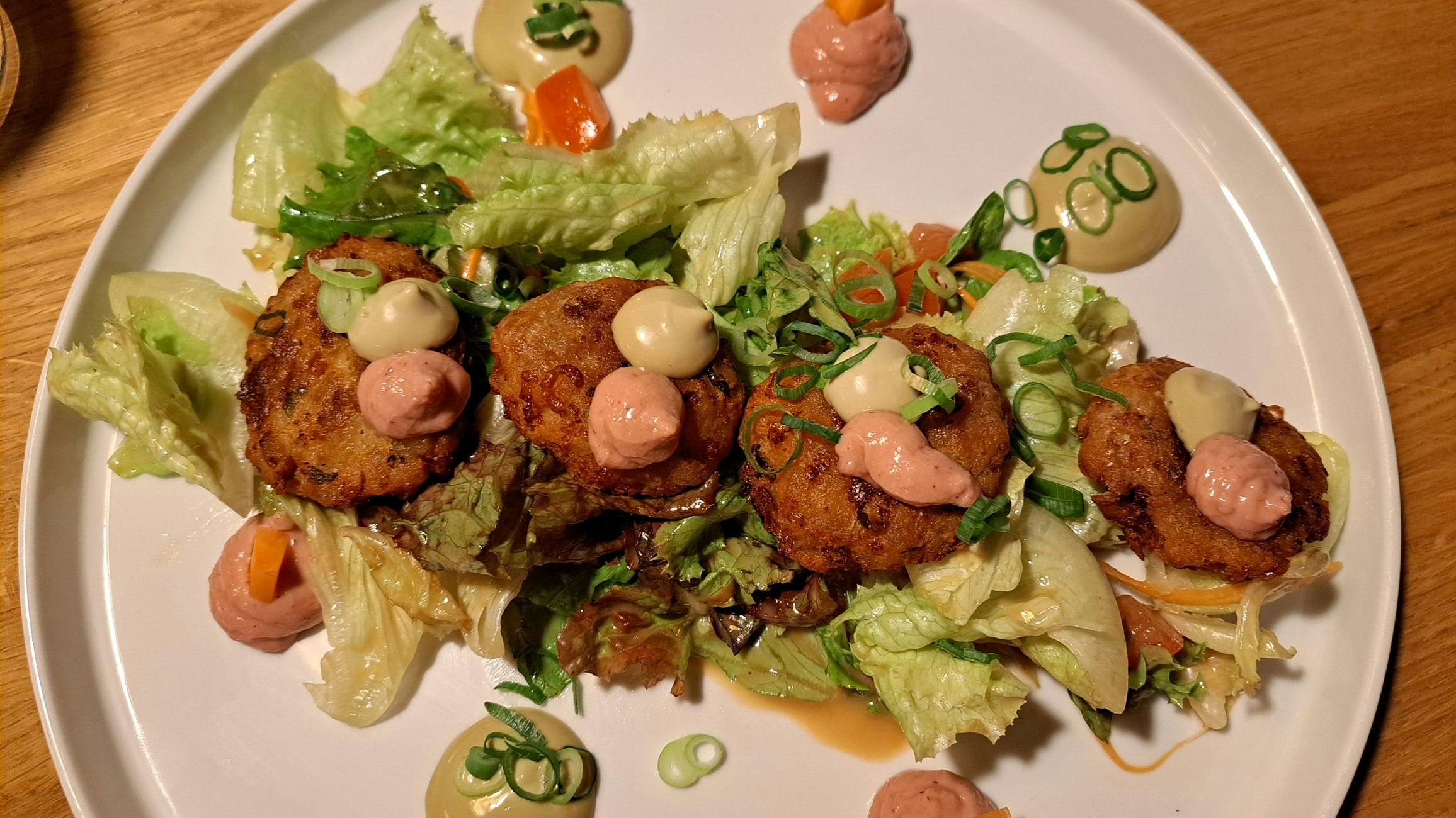 Kaspressknödel-Salat – Preiselbeer-Aioli | Kernöl | Karotte