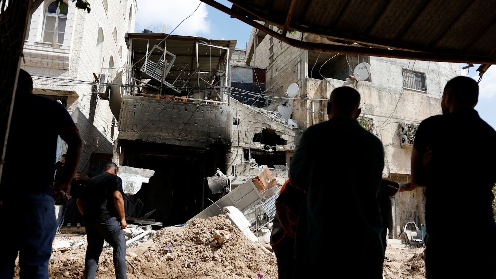 Palästinenser inspizieren ein beschädigtes Haus nach einer Razzia des israelischen Militärs in Tulkarm im israelisch besetzten Westjordanland, 29. August 2024.