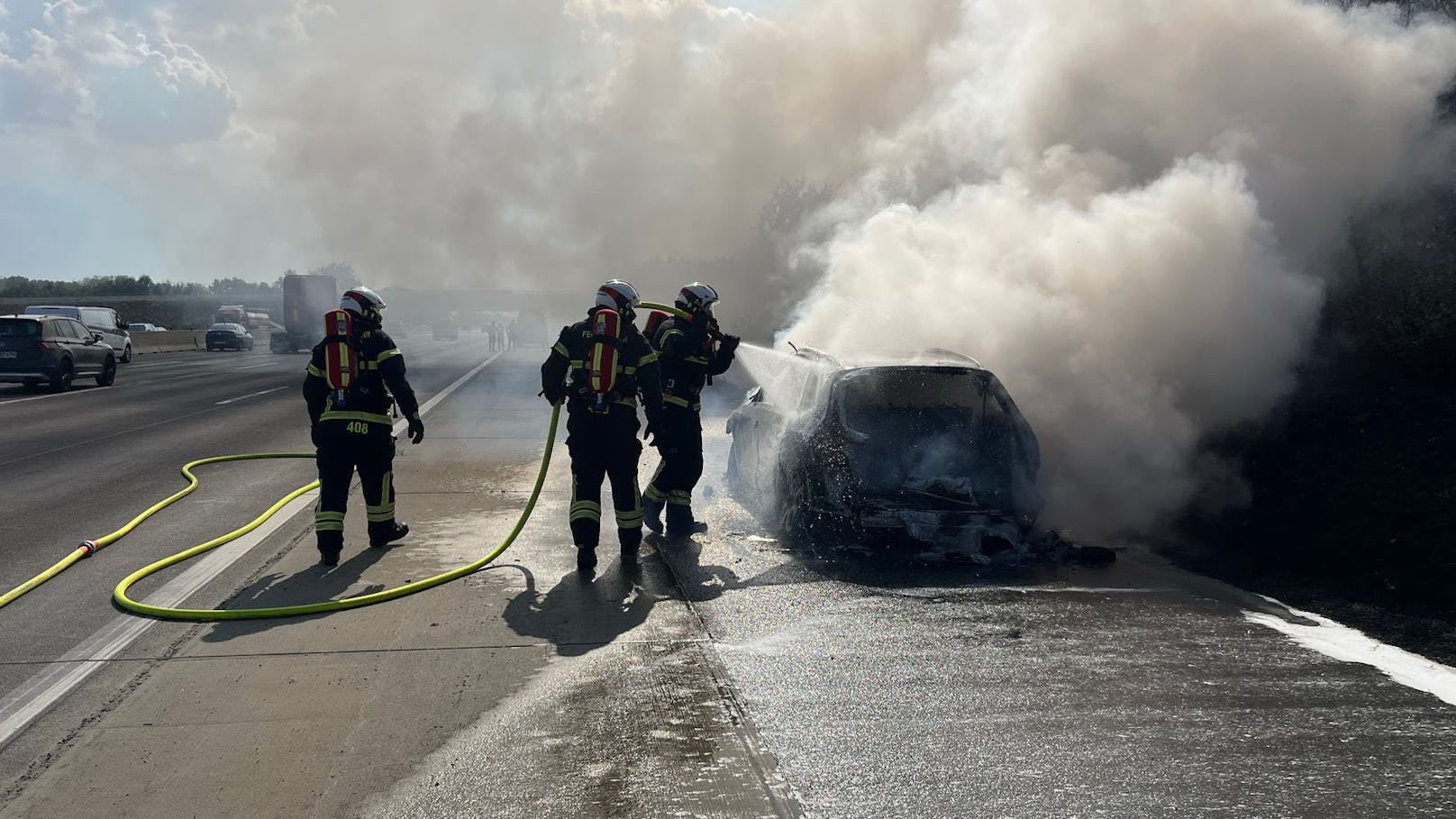 Als die Einsatzkräfte an der Unfallstelle eintrafen, stand das Fahrzeug, ein Audi, bereits in Vollbrand. Glücklicherweise konnten sich die Insassen unverletzt in Sicherheit bringen.