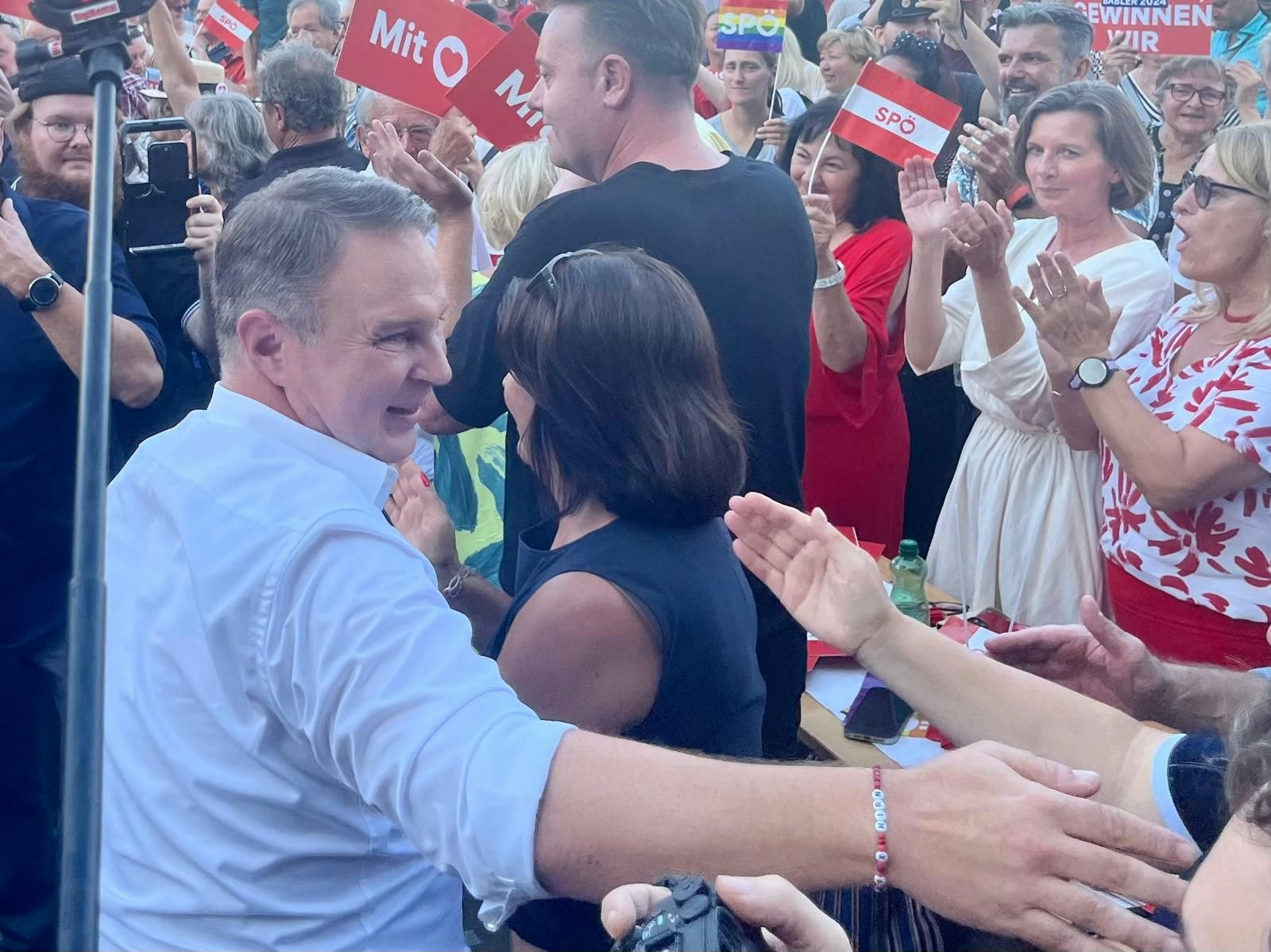 Erst Bad in der Menge, dann feurige Rede auf der Bühne: SPÖ-Chef ... Erst Bad in der Menge, dann feurige Rede auf der Bühne: SPÖ-Chef ...