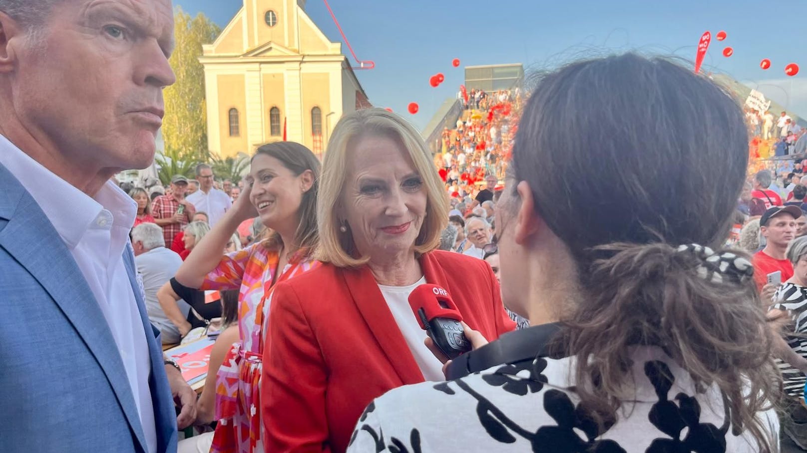 Kurz danach kam die zweite Nationalratspräsidentin Doris Bures.