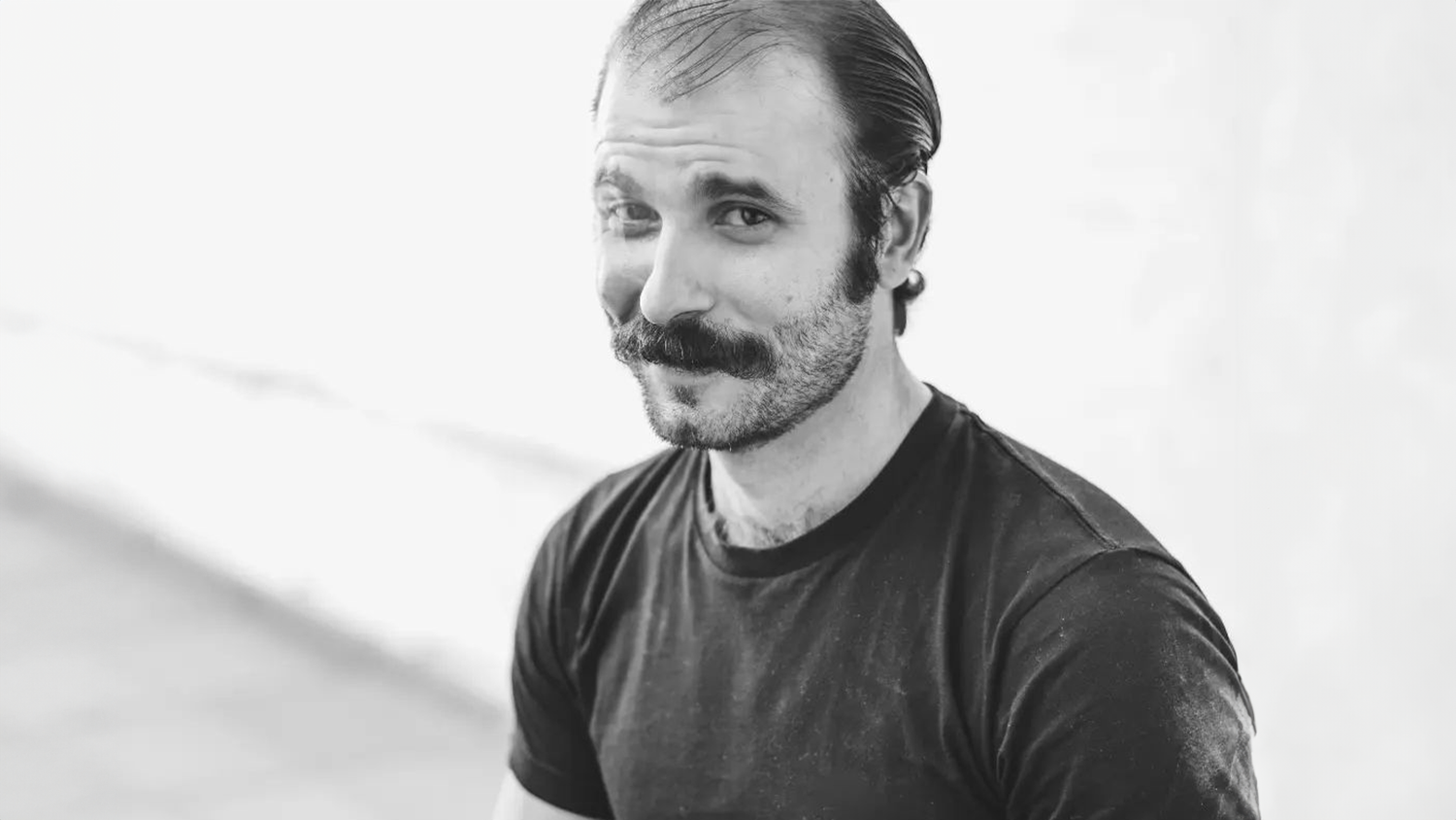 Julian wurde 2018 in der spanischen Dramaserie „Elite“ bekannt, wo er in einigen Episoden den Restaurantmanager „La Cabana“ spielte.