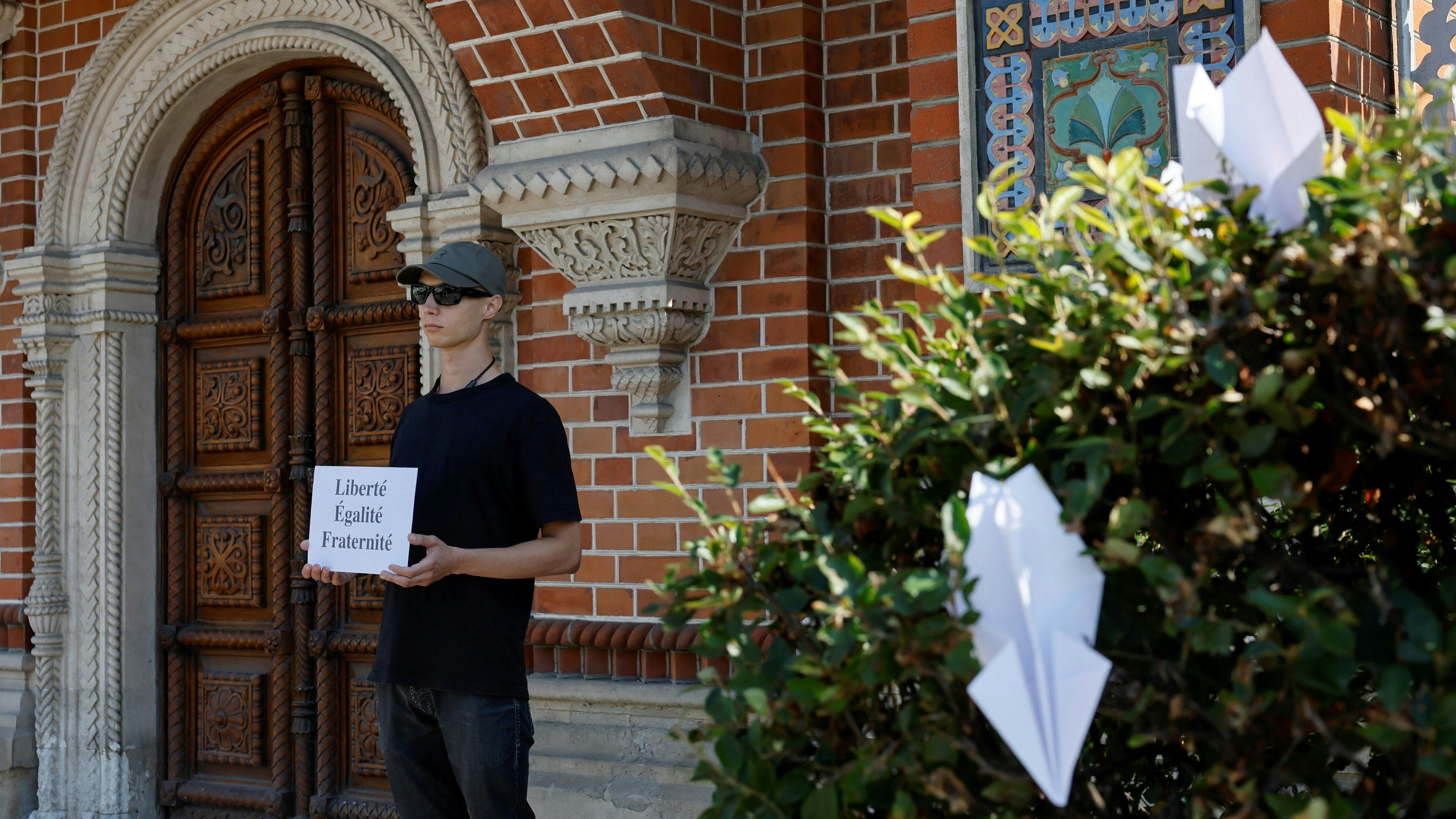 Papierflieger, die an das Telegram-Logo erinnern sollen, ein einsamer Demonstrant vor der französischen Botschaft in Moskau 