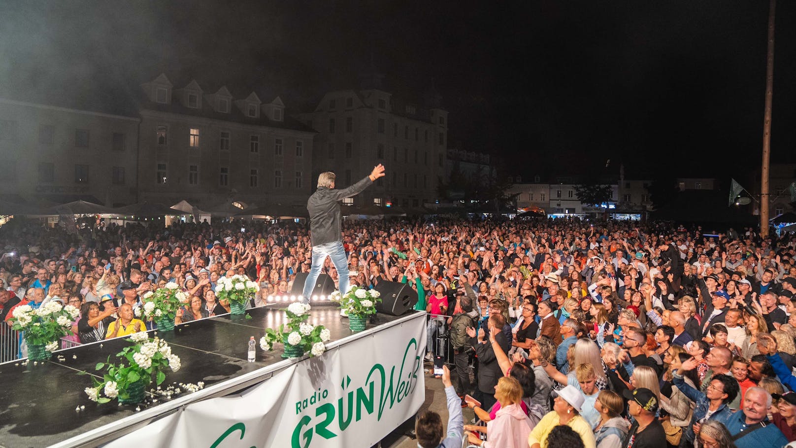 Trotz strömendem Regen feierten hunderte Schlagerfans mit Melissa Naschenweng, Semino Rossi, den Edlseern oder Nik P. (Bild) das "Radio Grün Weiß Sommer Open Air 2023" in Bruck an der Mur.