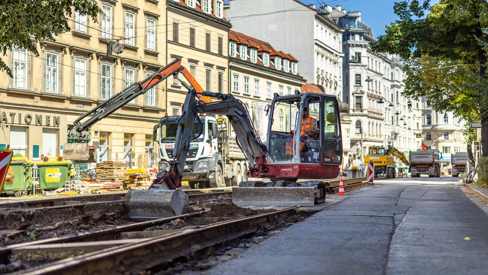 Gleisabtrag bei der Streckenerneuerung auf der Wiedner Hauptstraße