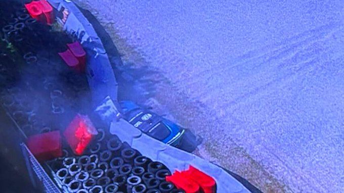 Bernd Mayländer krachte in den Reifenstapel.