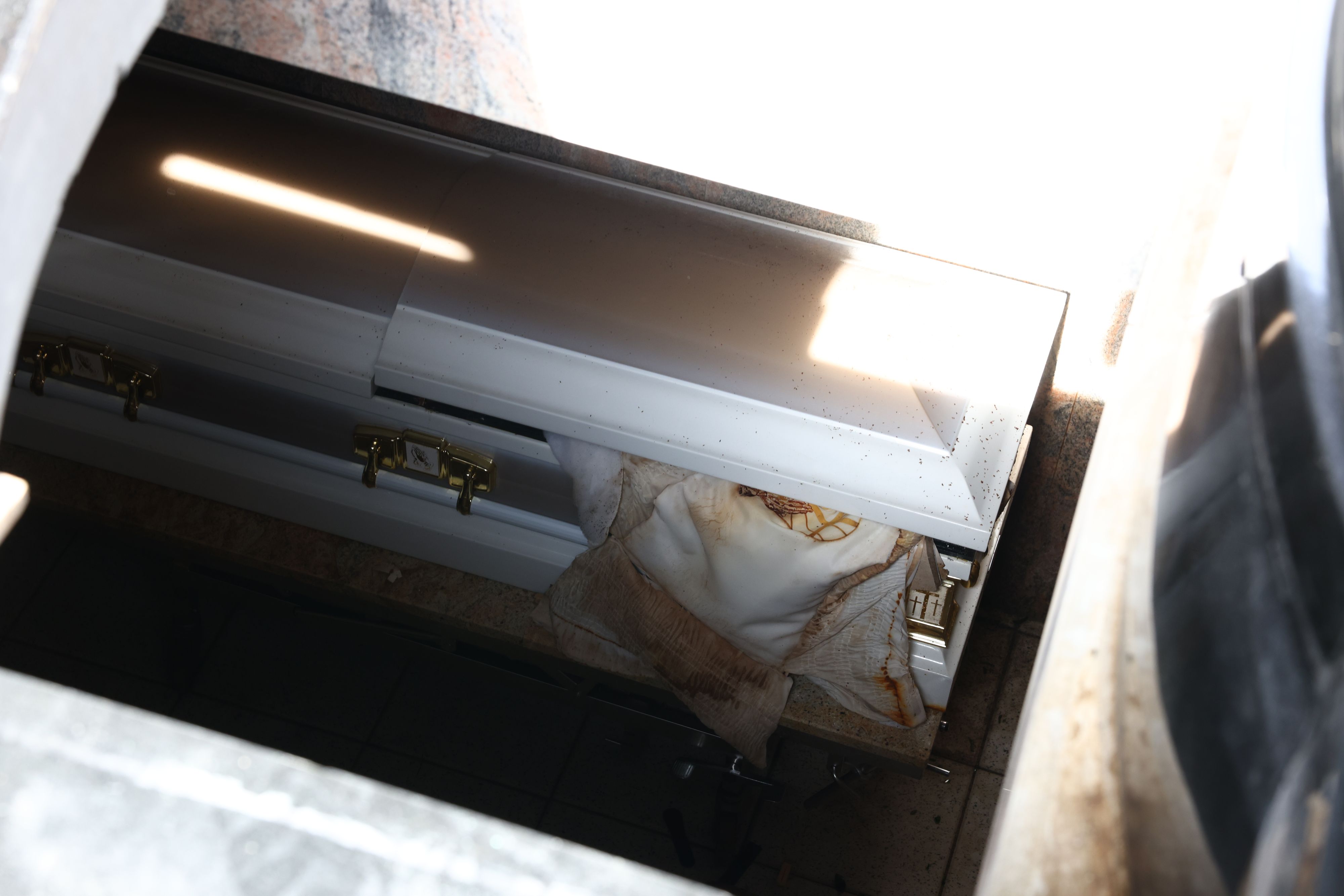 Eines der geöffneten Gräber am Kagraner Friedhof