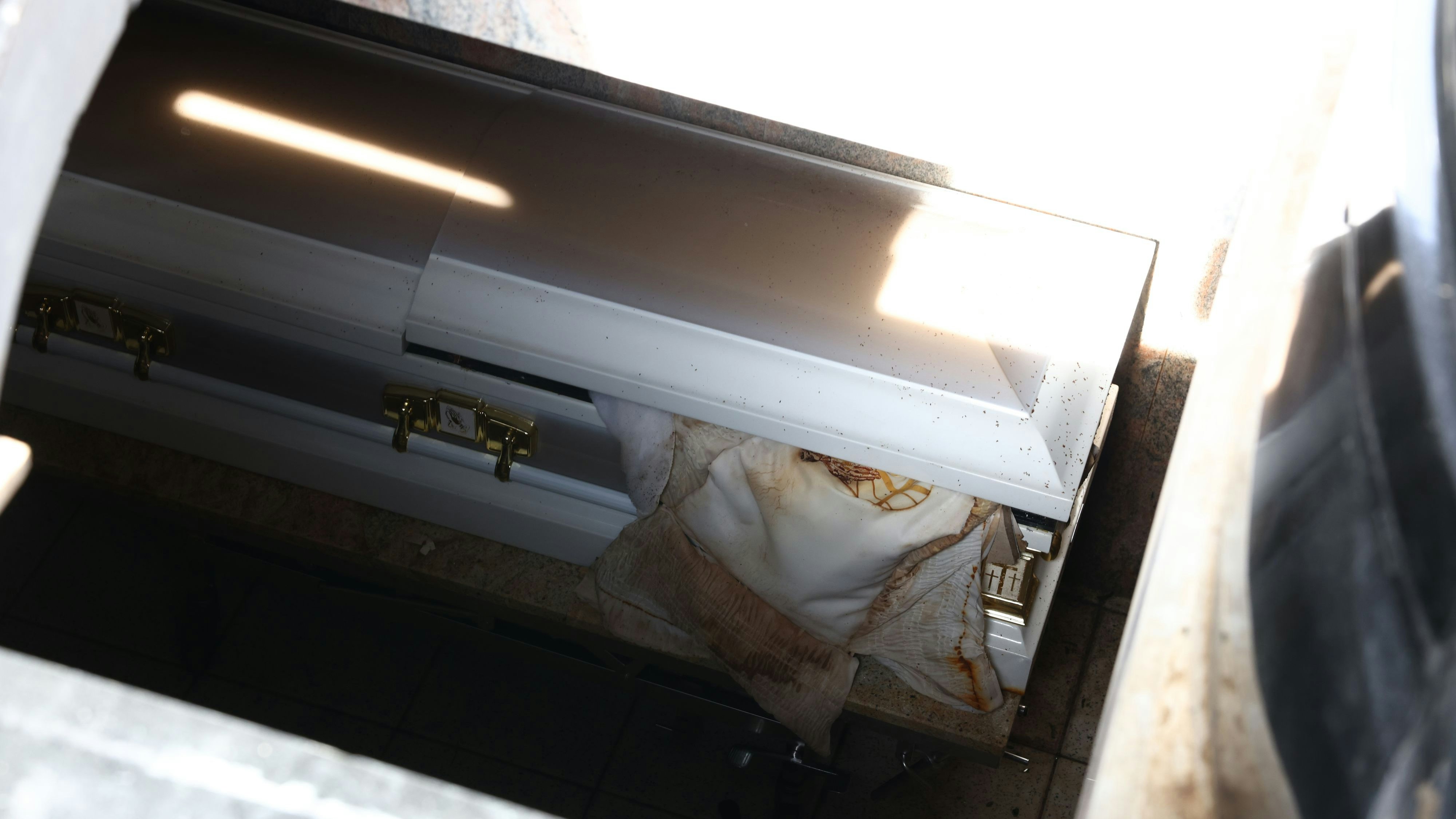 Eines der geöffneten Gräber am Kagraner Friedhof