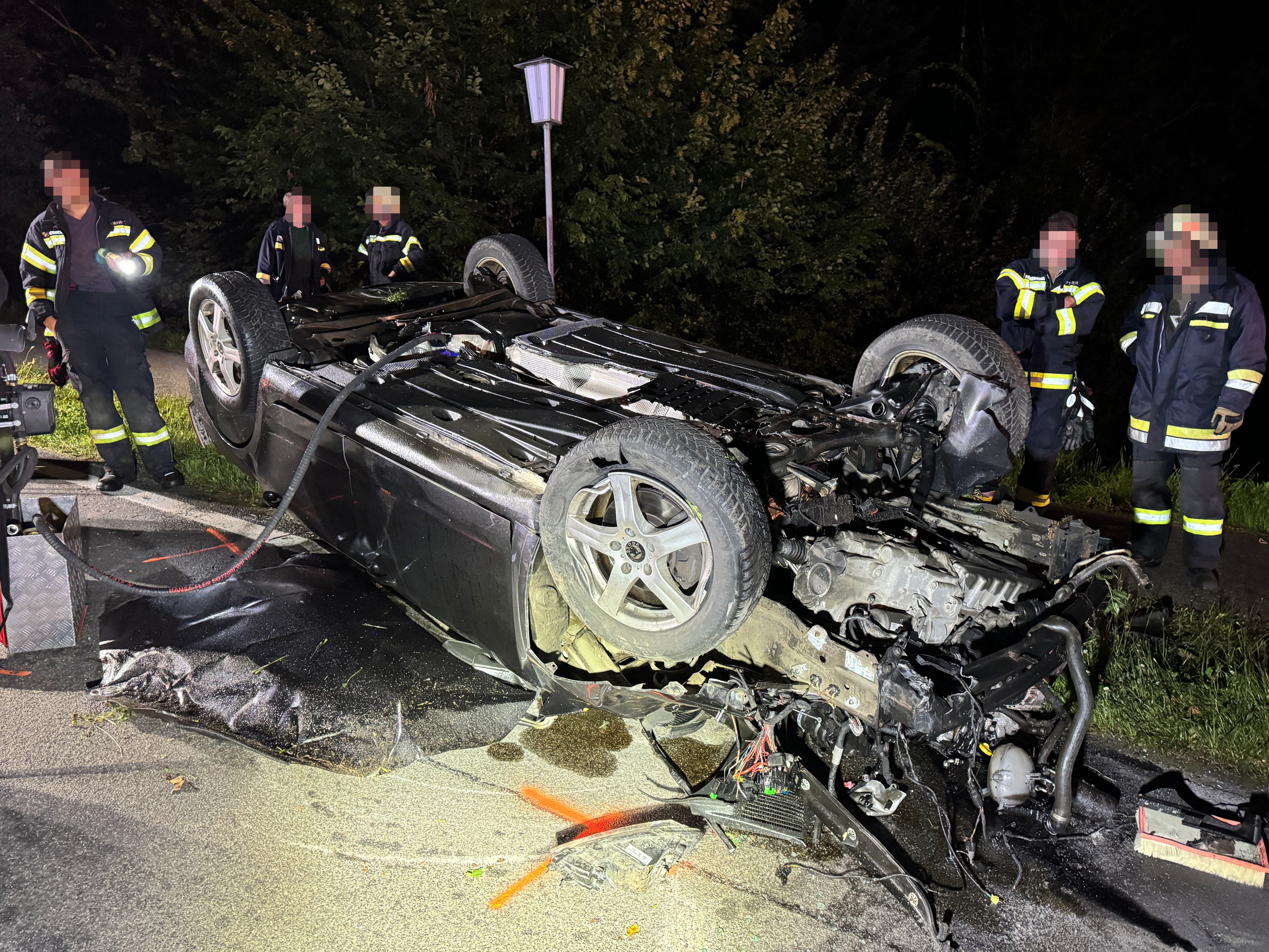 Der schwer beschädigte Pkw des verstorbenen Lenkers.