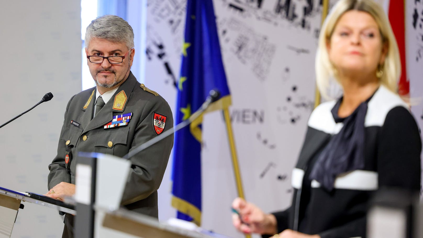 Generalmajor Peter Vorhofer (damals noch im Rang eines Brigadiers) ist der oberste Sicherheitsberater der Bundesregierung. Hier bei einem Auftritt mit Verteidigungsministerin Klaudia Tanner im November 2021. 