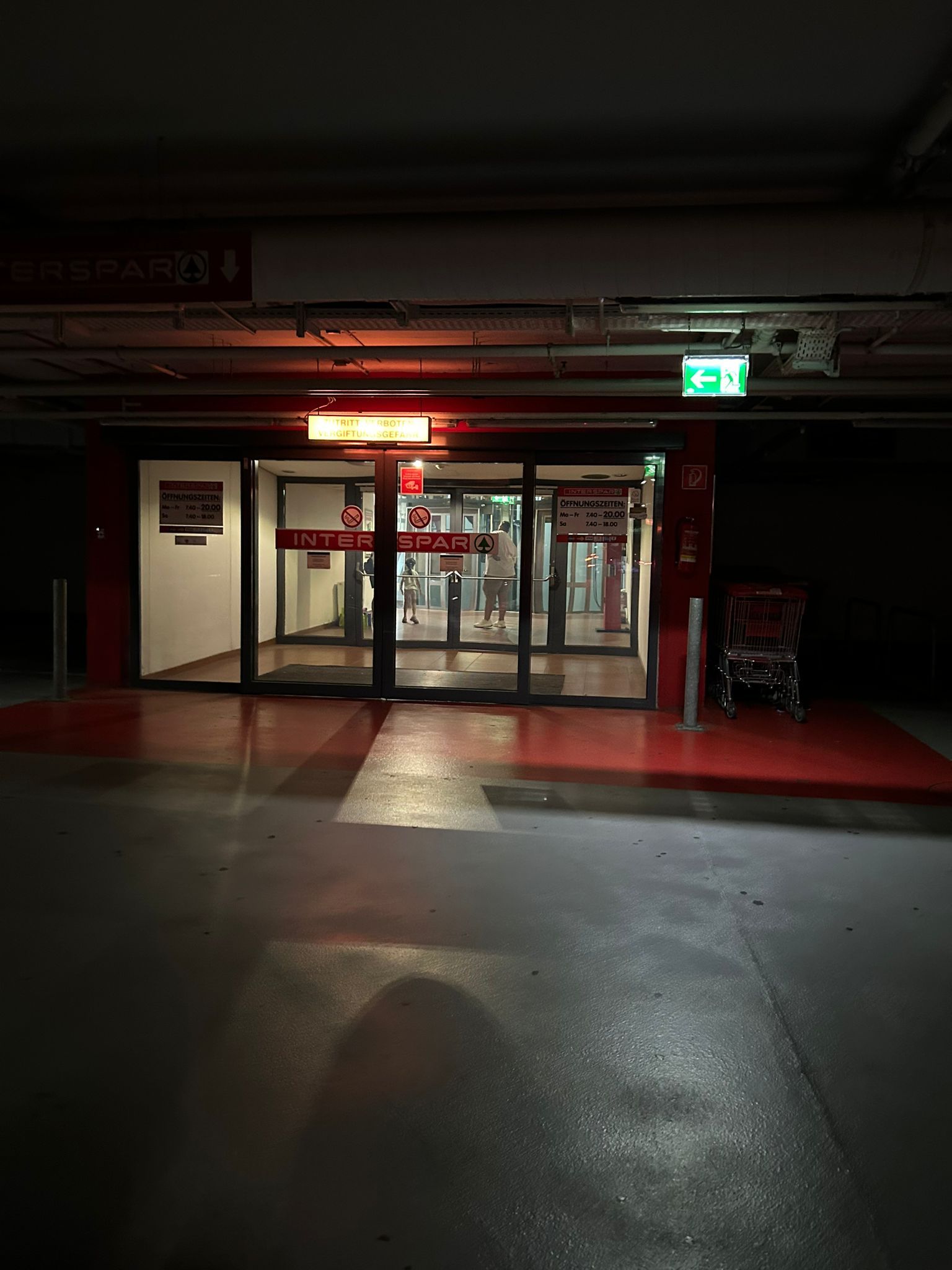 Nur noch die Fluchtwege waren beleuchtet.