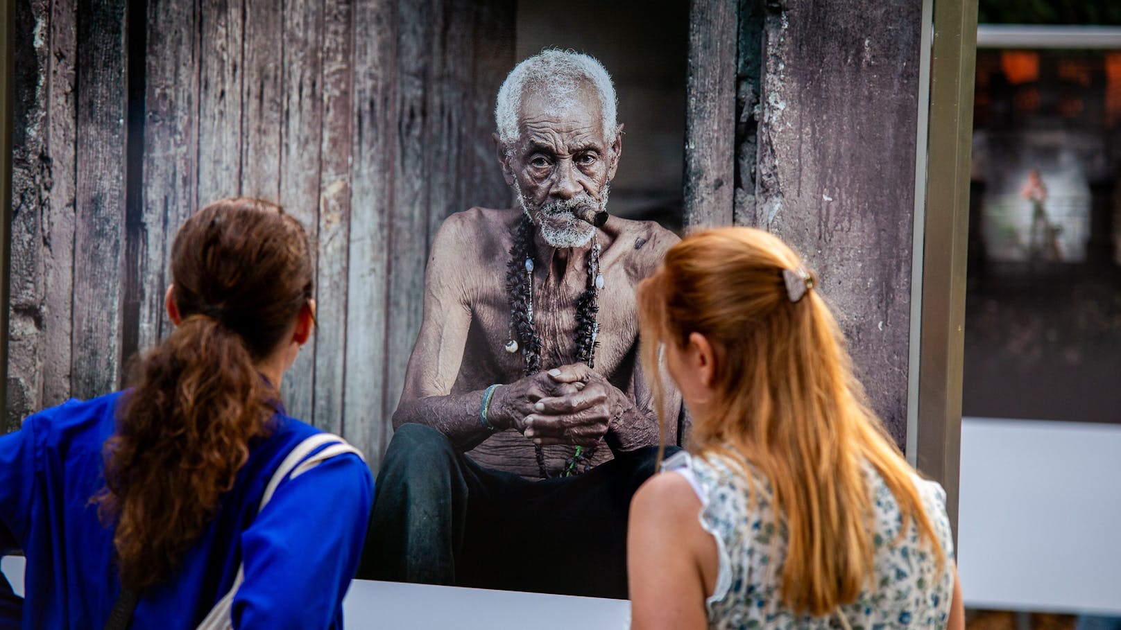 Kunst im Freien bei Fotoausstellung in Wiens Resselpark