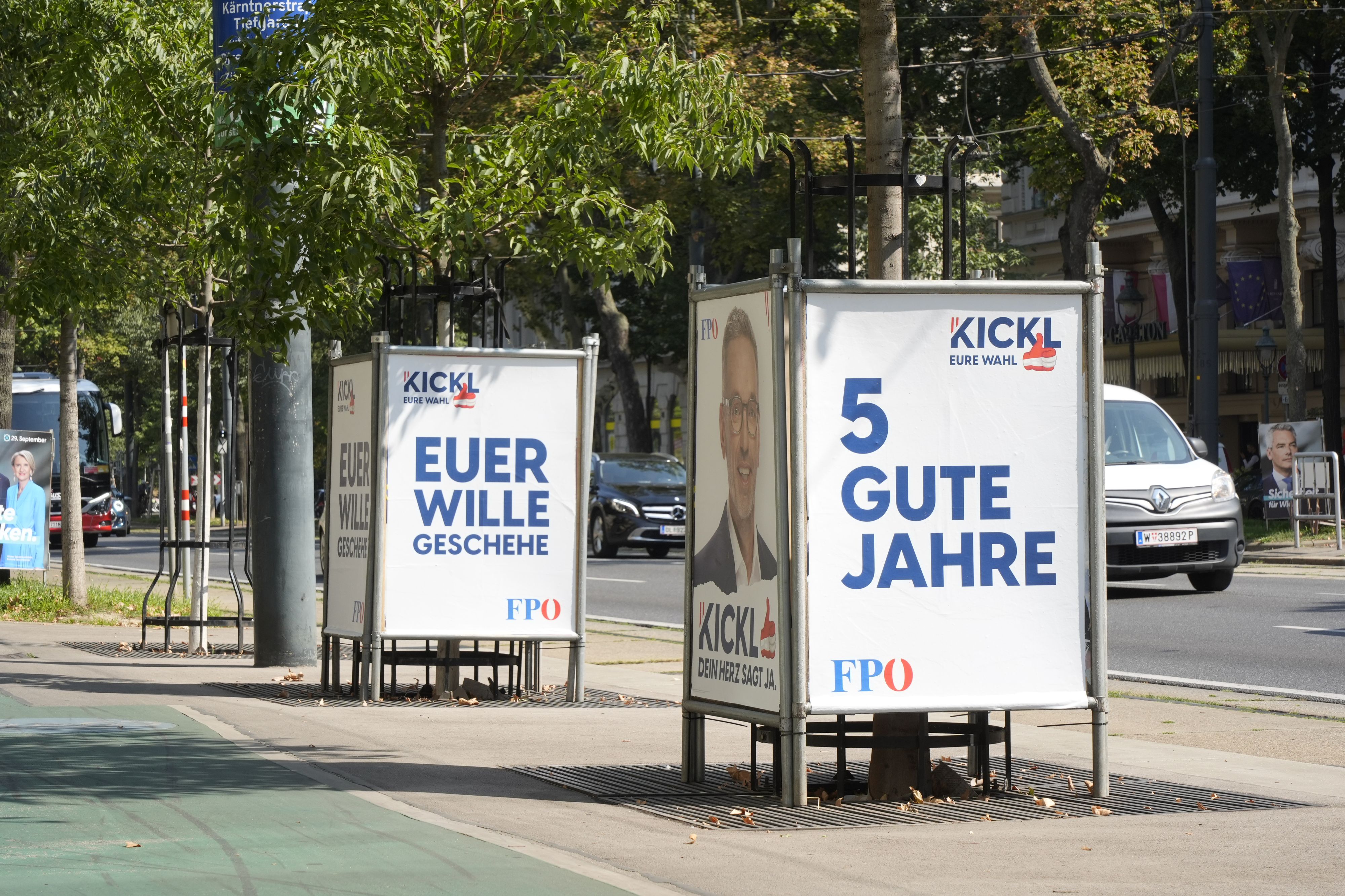 Plakate der FPÖ mit positiven Slogans an der Wiener Ringstraße