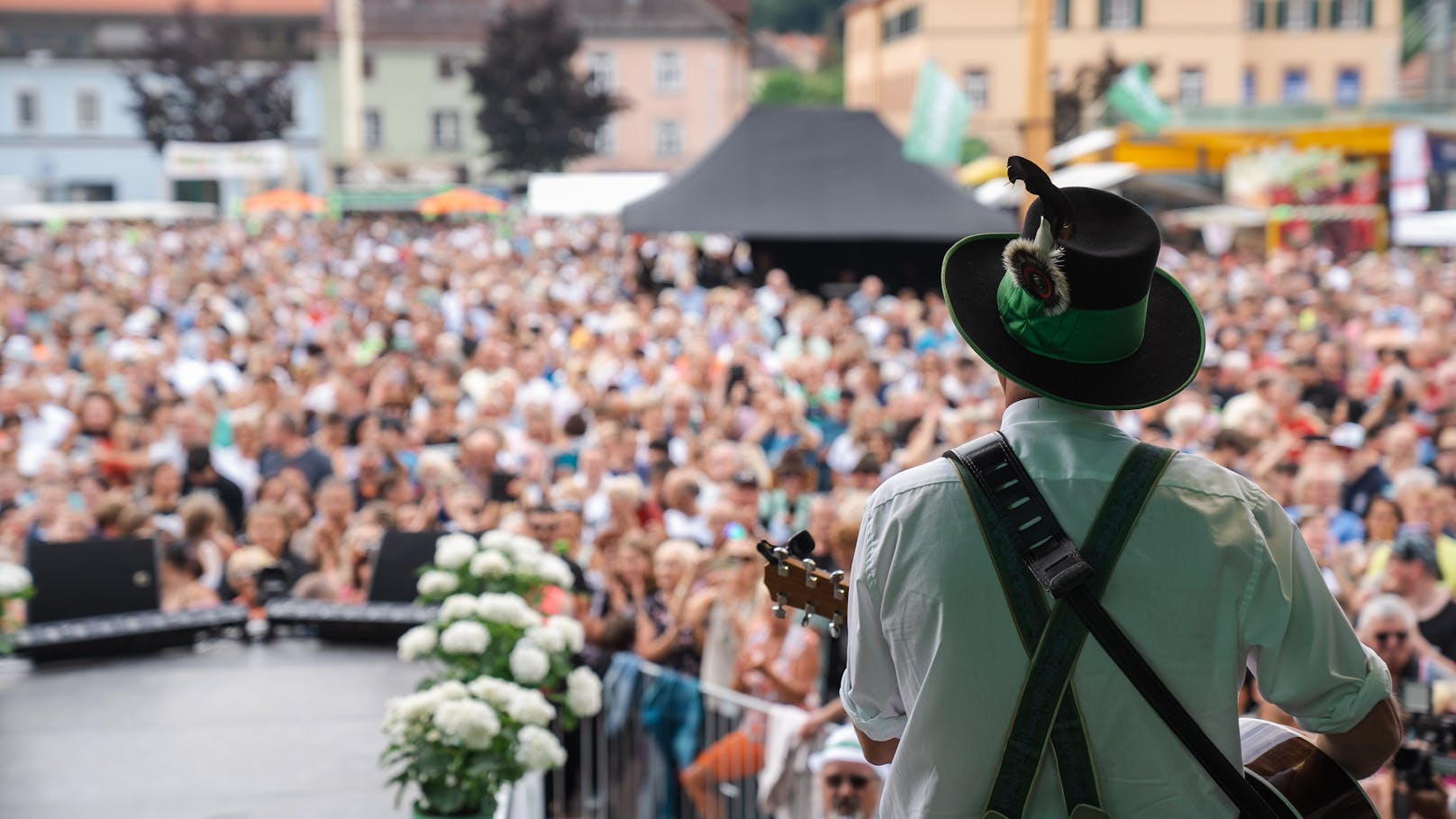 Trotz strömendem Regen feierten hunderte Schlagerfans mit Melissa Naschenweng, Semino Rossi, dem Schneiderwirt Trio (Bild) oder G.G. Anderson das "Radio Grün Weiß Sommer Open Air 2023" in Bruck an der Mur.