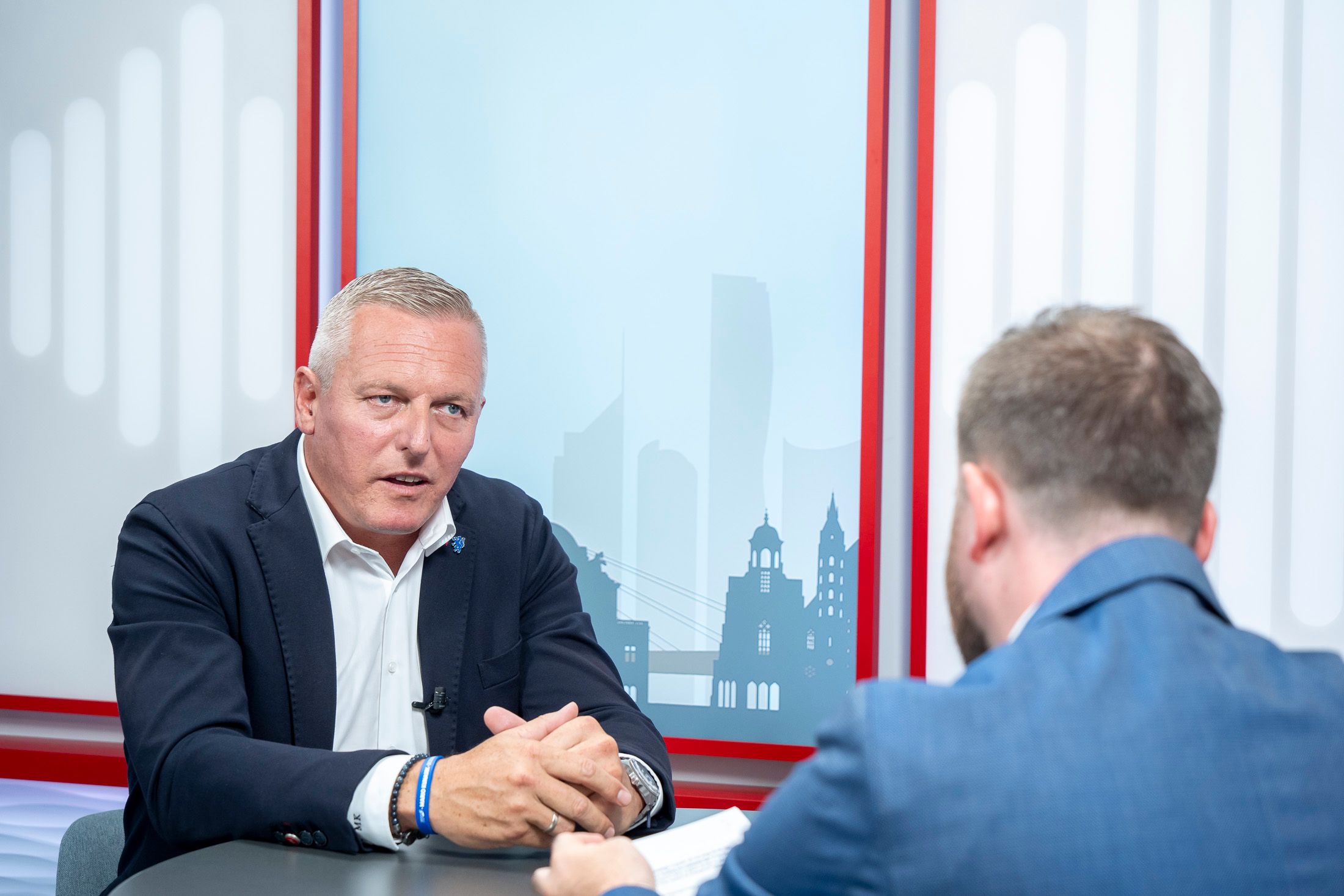 Mario Kunasek packt im 