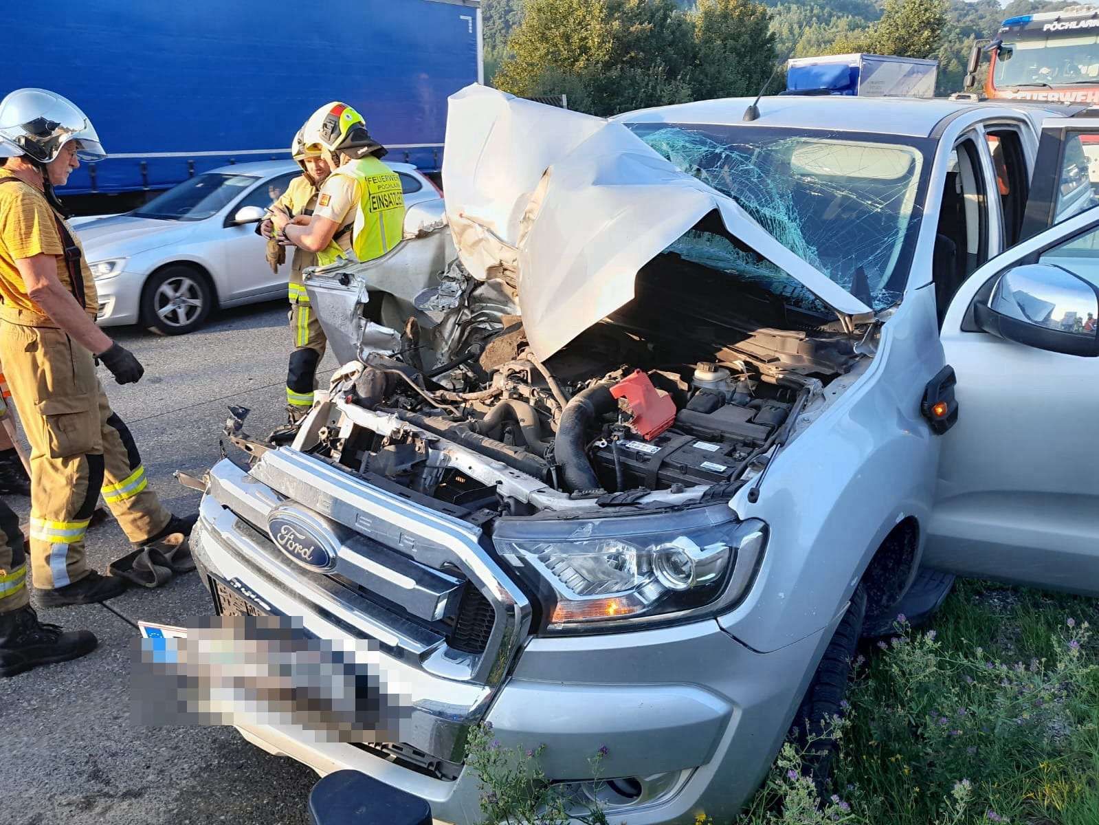 Das Fahrzeug wurde bei dem Unfall schwer beschädigt.