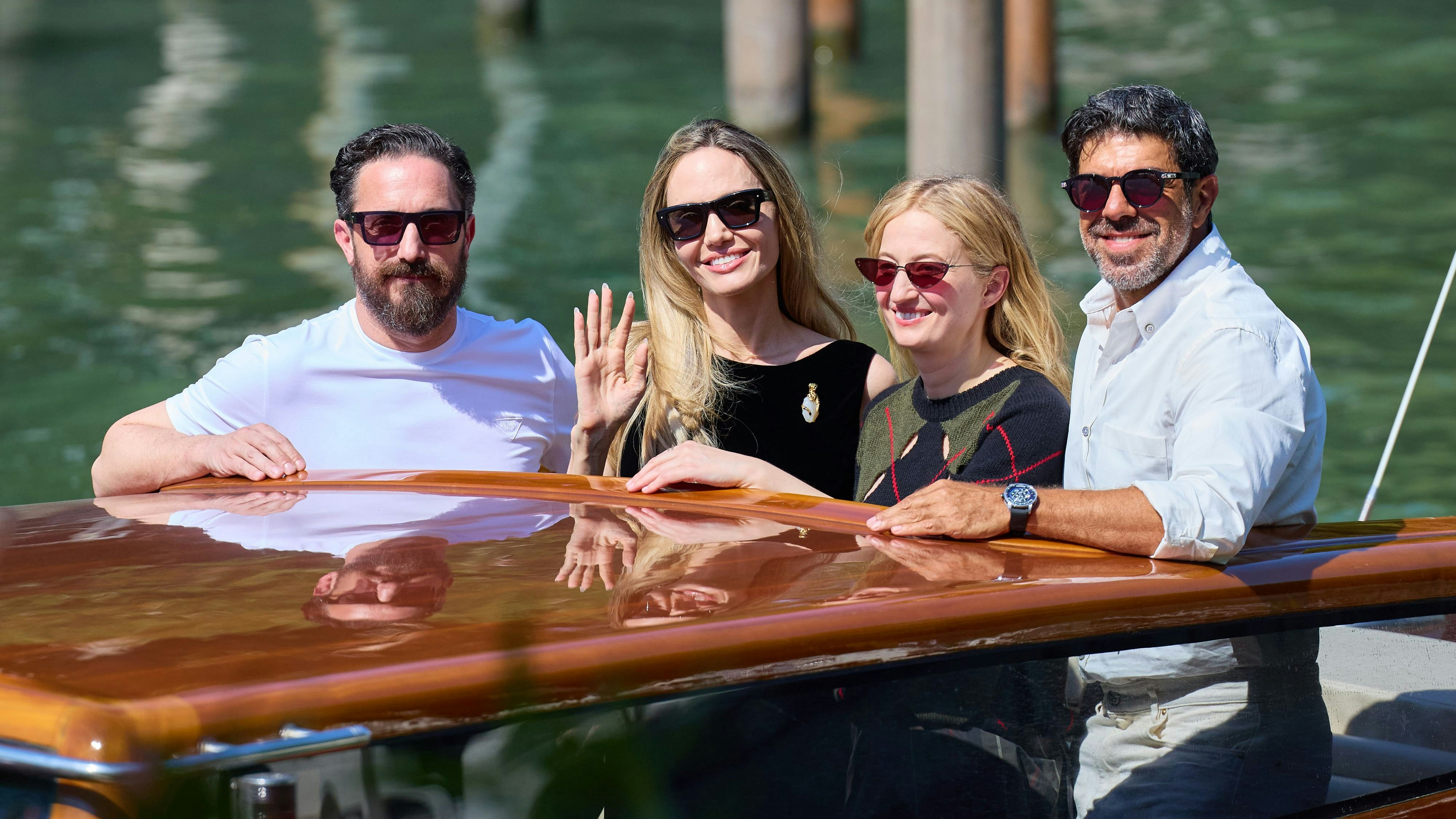 Das Team von "Maria": Regisseur Pablo LarraÌn, Angelina Jolie, Alba Rohrwacher und Pierfrancesco Favino (v. l.) unterwegs auf den Kanälen der Stadt