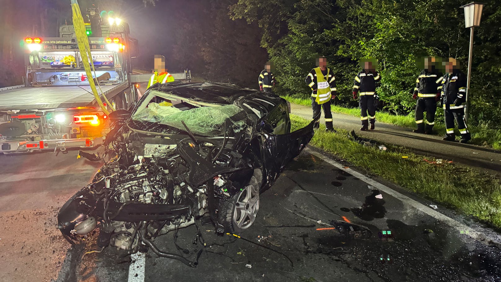 Während des Unfalls war der Lenker nicht angegurtet, wurde aus dem Fahrzeug geschleudert.