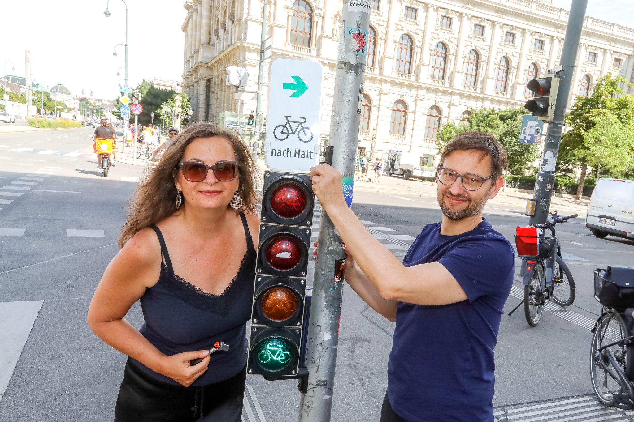 Stadträtin Ulli Sima (SP) und Radbeauftragter Martin Blum an einer neuen 