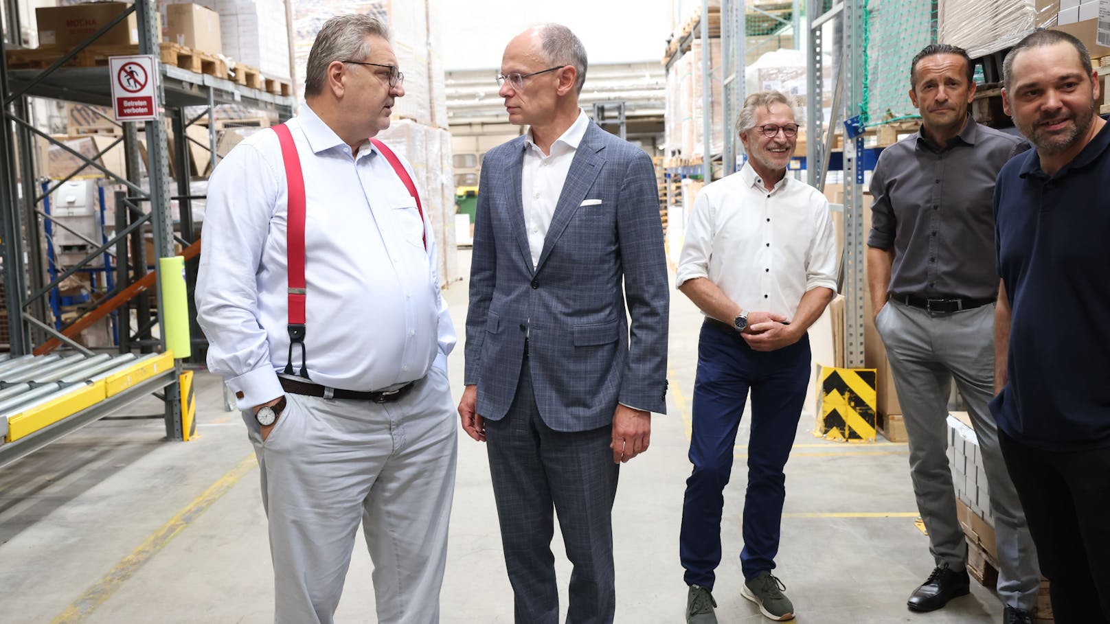 Stadtrat Peter Hacker und des. Generaldirektor der Post, Walter Oblin (v.l.) im Gespräch.