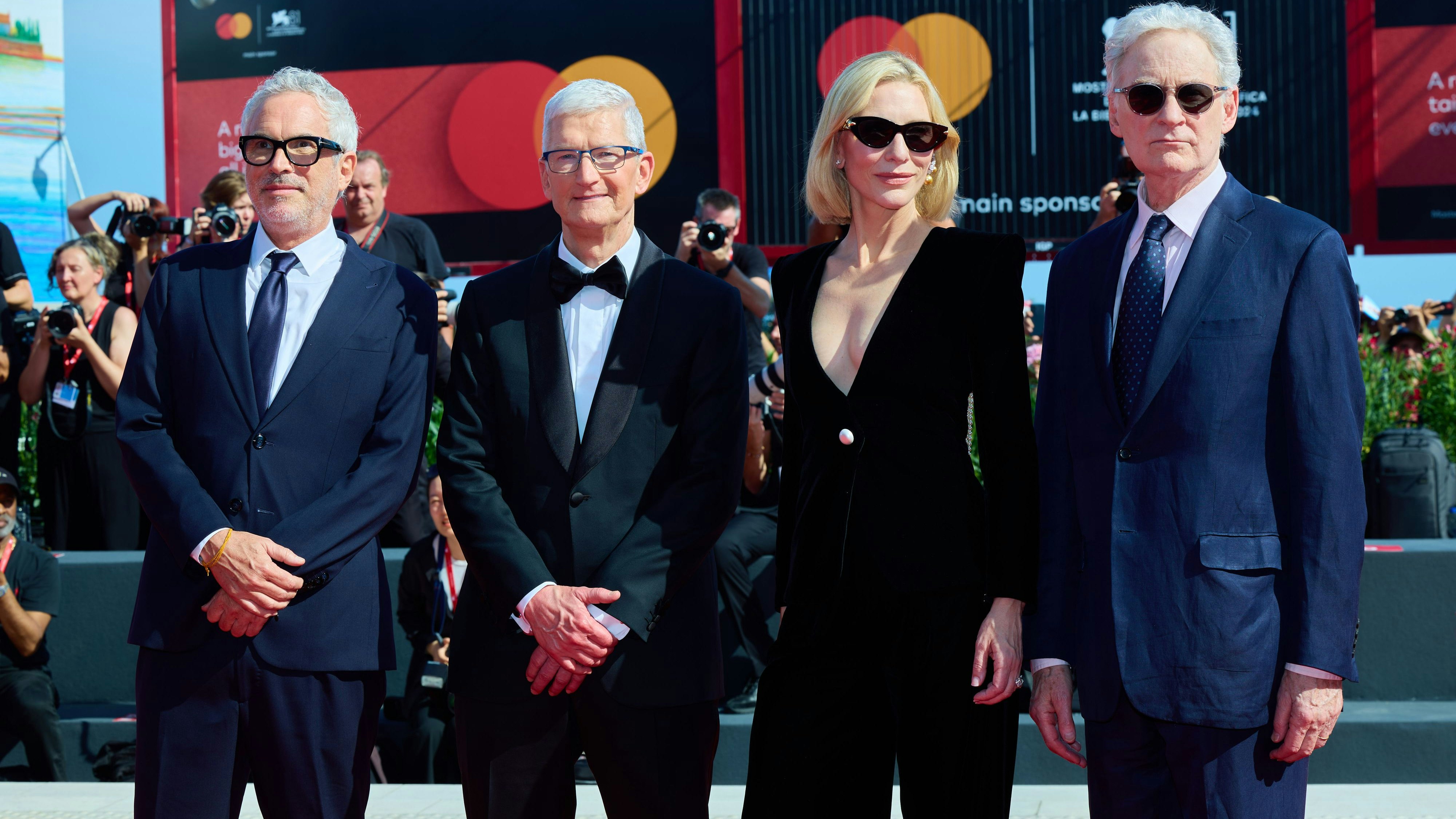 Sehen nur aus wie Secret-Service-Agenten: Oscar-Regisseur Alfonso Cuaron , Apple-Chef Tim Cook sowie die Stars Cate Blanchett und Kevin Kline präsentierten in Venedig die neue Miniserie "Disclaimer", die ab Oktober auf Apple TV+ laufen wird