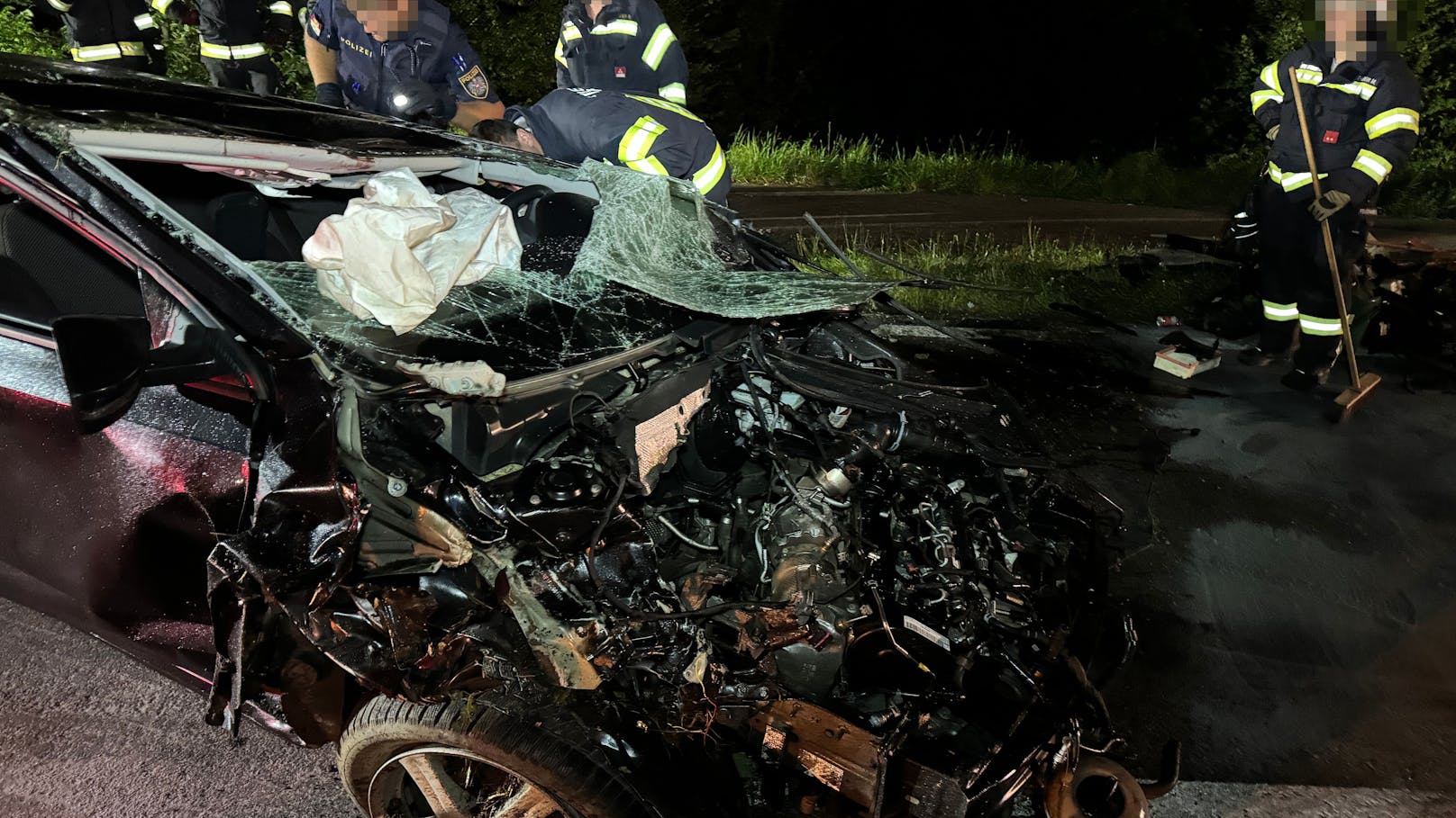 Die Feuerwehr räumt den Unfallort.