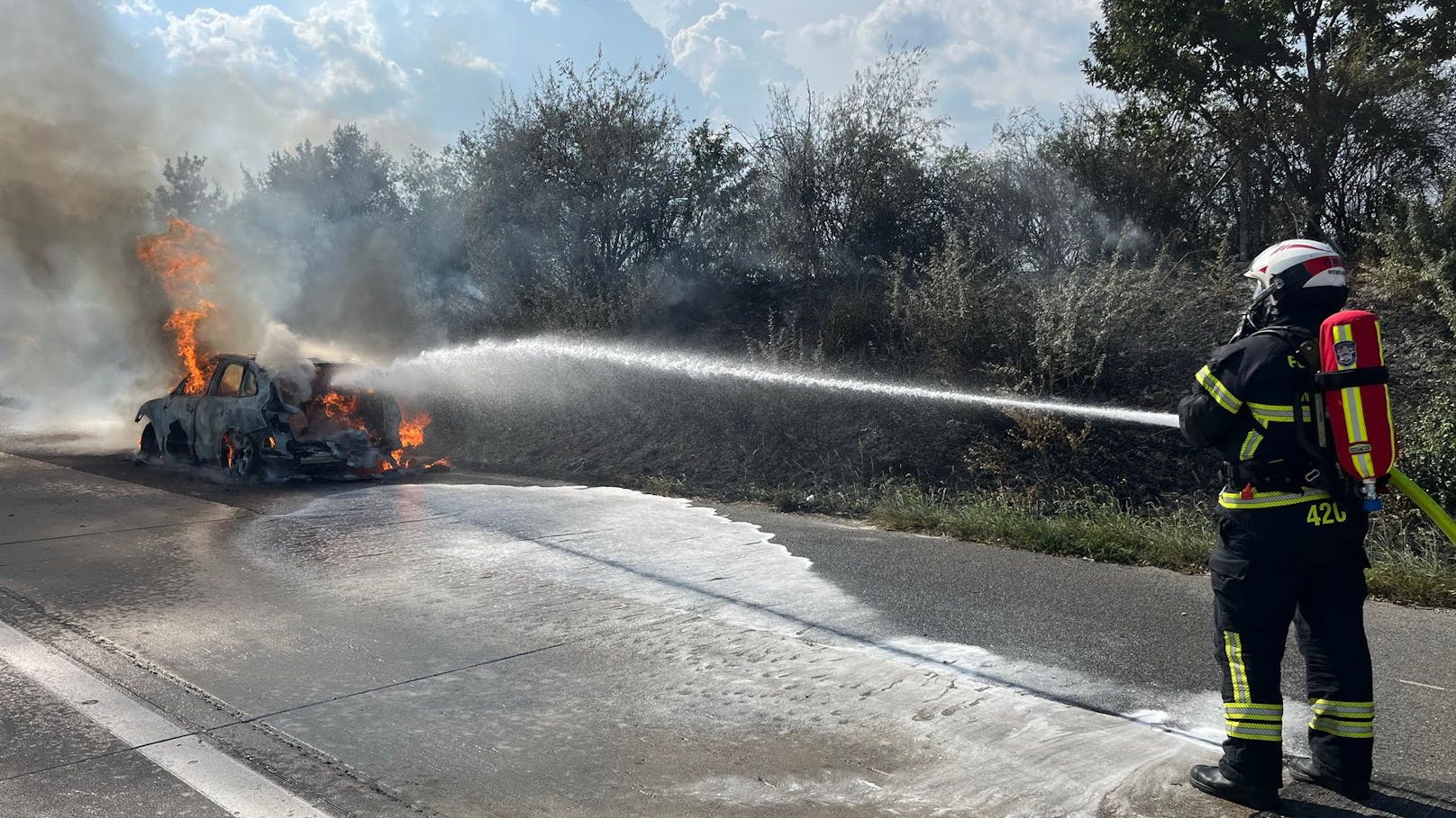 Am Donnerstagnachmittag wurden die Mitglieder der Freiwilligen Feuerwehr Wiener Neudorf zu einem Fahrzeugbrand auf der A2 Südautobahn gerufen.