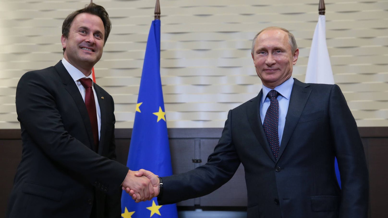 6. Oktober 2015: <strong>Xavier Bettel</strong>, damals Luxemburgs Premierminister, beim freundlichen Handshake mit Wladimir Putin in dessen Residenz in Sotschi.