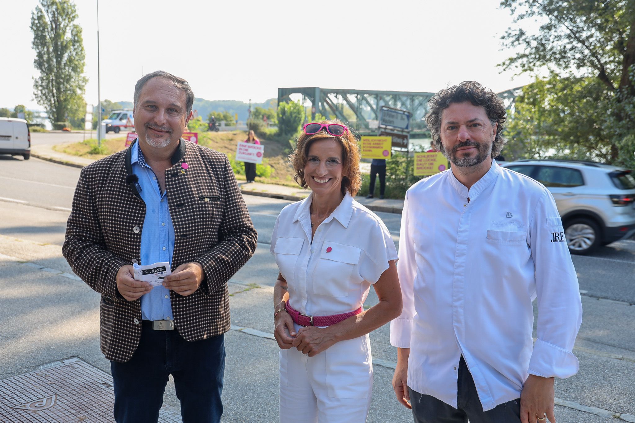 Gemeinderat Robert Simlinger, Landesvorsitzende Indra Collini und Gastronom Thomas Dorfer bei der Kundgebung in Krems an der Donau.
