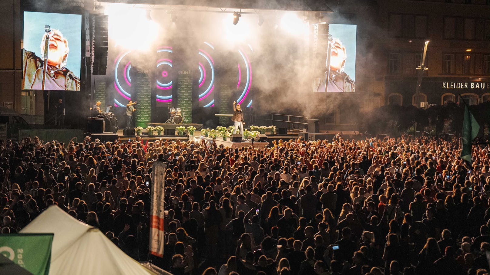 Trotz strömendem Regen feierten hunderte Schlagerfans mit Melissa Naschenweng, Semino Rossi, den Edlseern oder Nik P. das "Radio Grün Weiß Sommer Open Air 2023" in Bruck an der Mur.